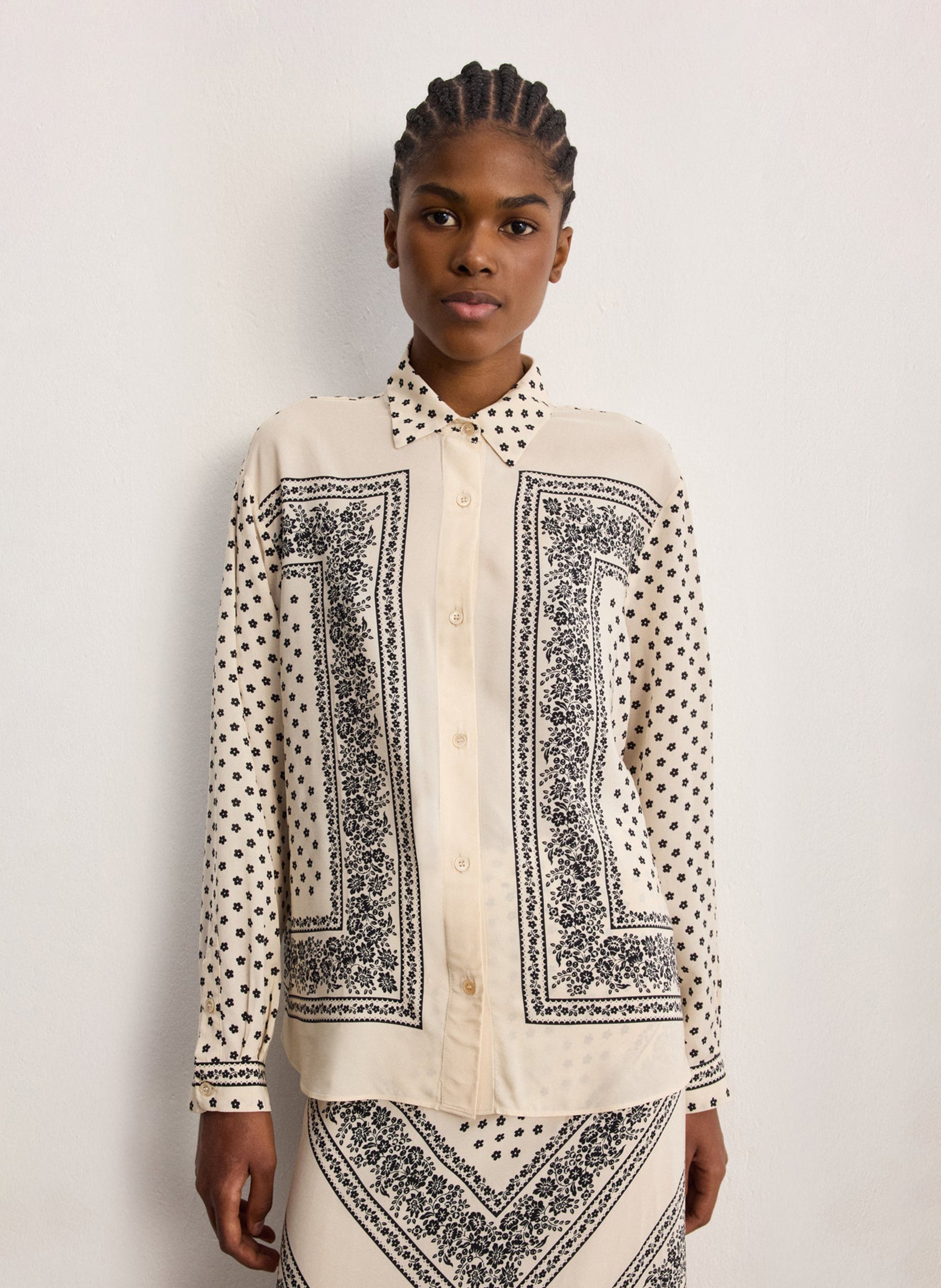 Camisa fluida con botones y estampado. PABLO Beige