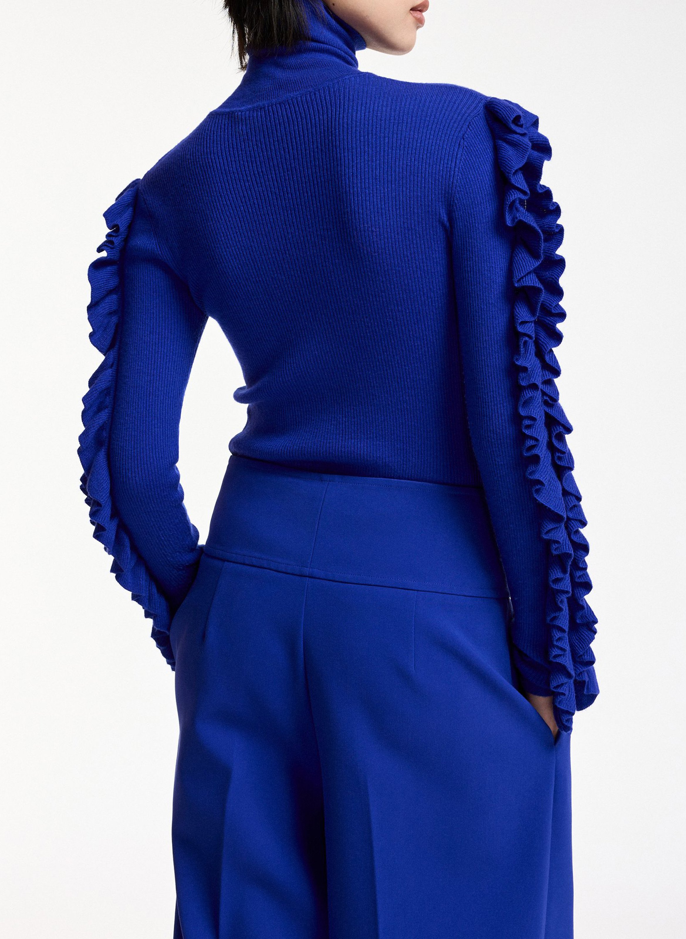 Eng anliegender Rollkragenpullover mit Volants. ESSENTIEL ANTWERP Blau