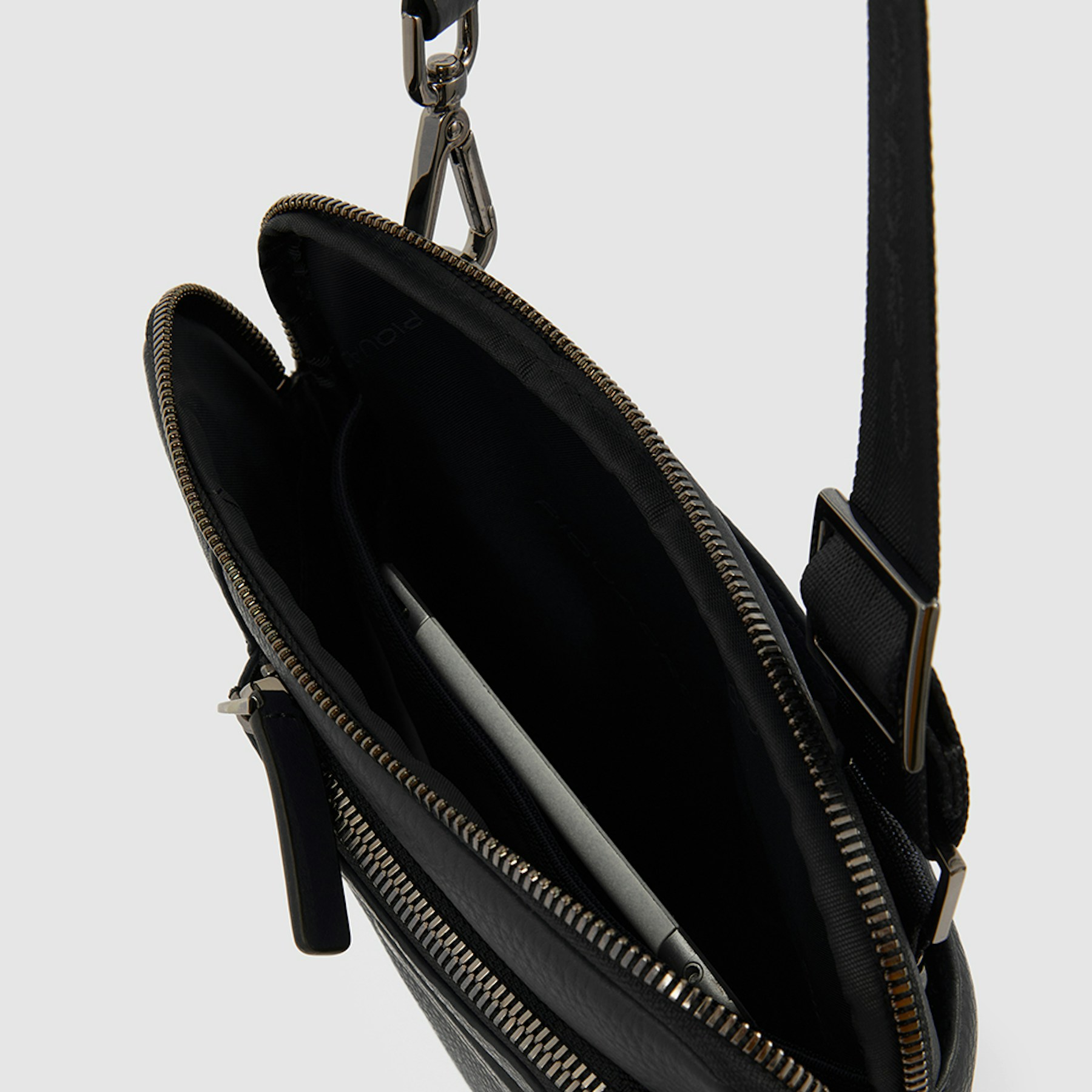 Leather bag PIQUADRO Black
