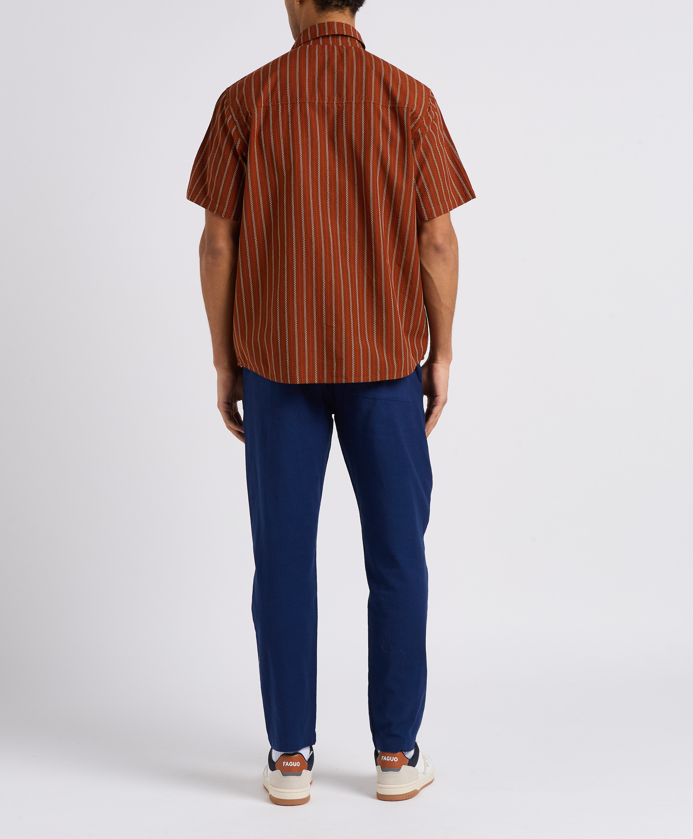 Chemise col classique rayée en coton bio THINKING MU Marron