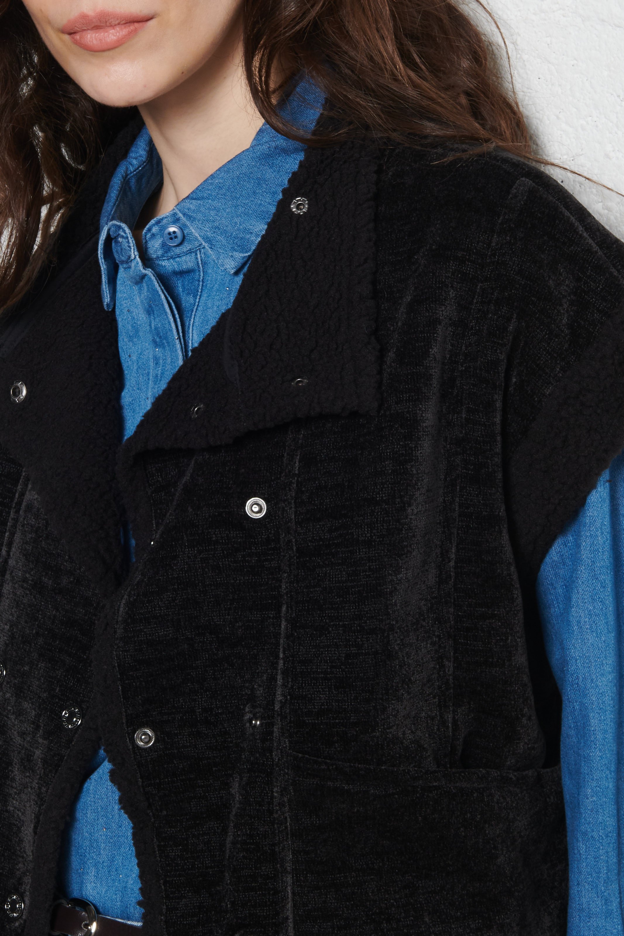 Veste sans manches effet peau de mouton LE TEMPS DES CERISES Noir