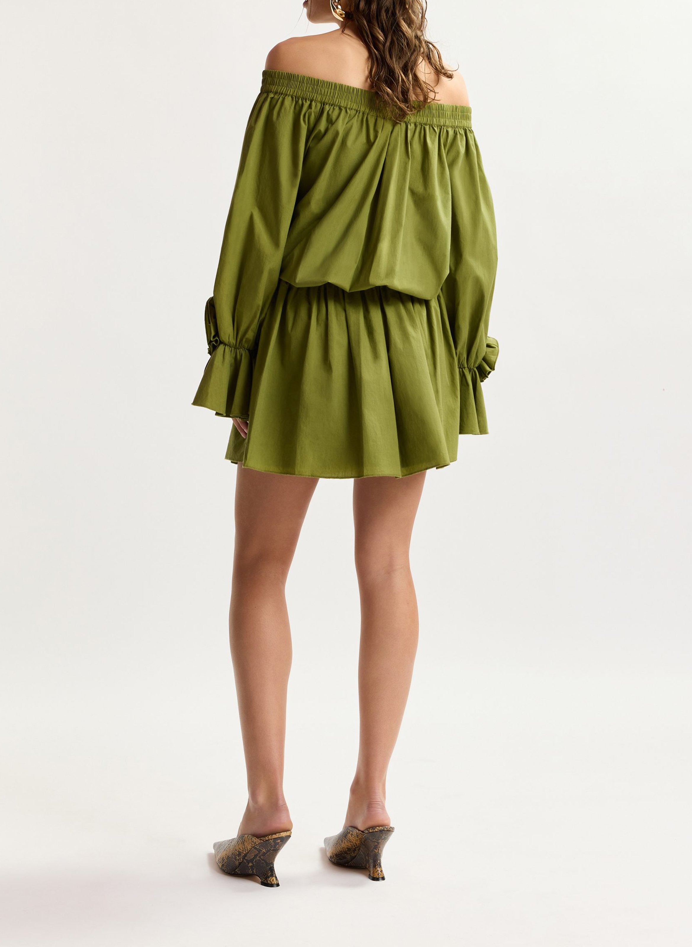 Kurzes Kleid mit schulterfreiem Design in einfarbig ESSENTIEL ANTWERP Grun