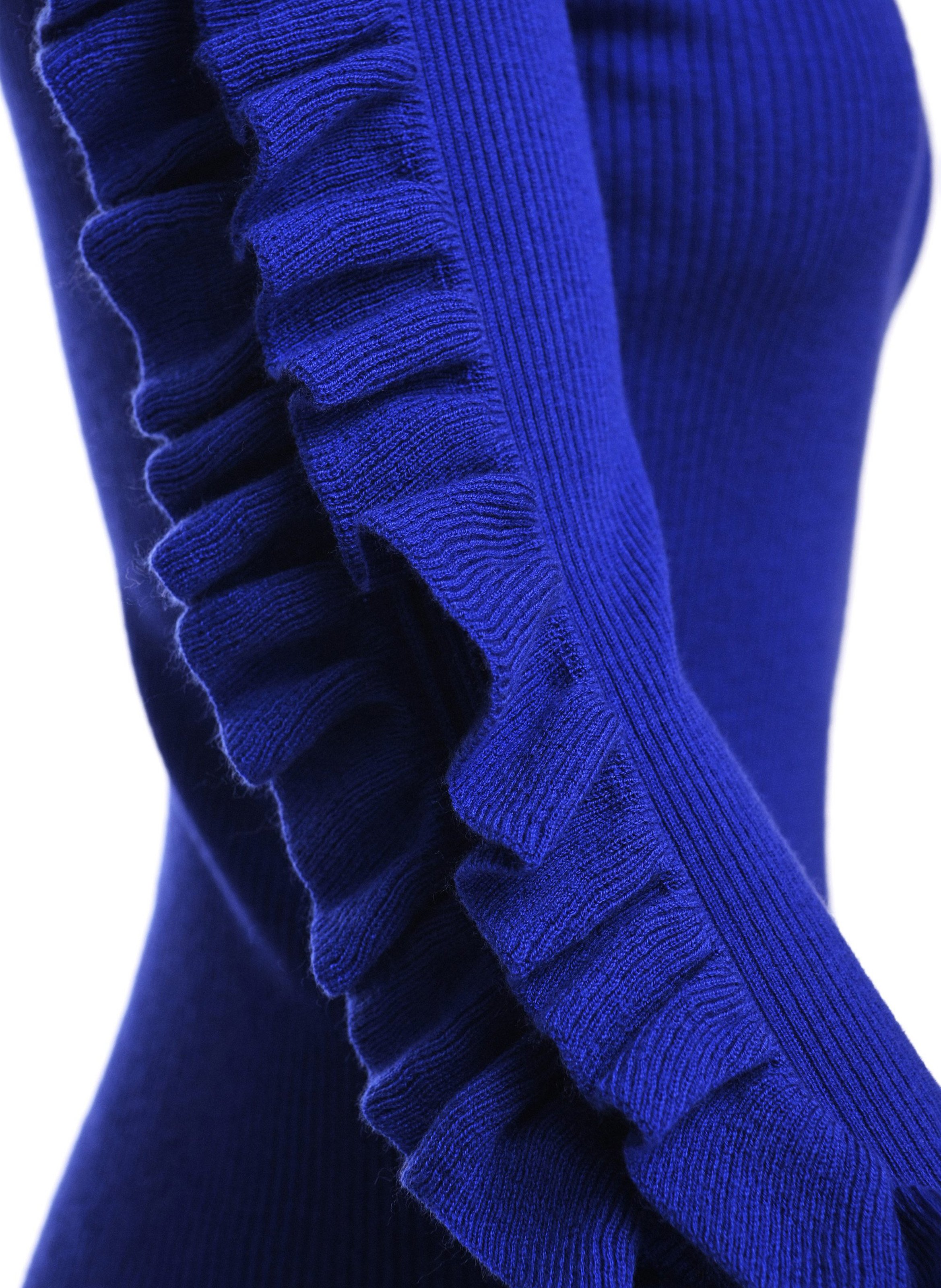 Eng anliegender Rollkragenpullover mit Volants. ESSENTIEL ANTWERP Blau