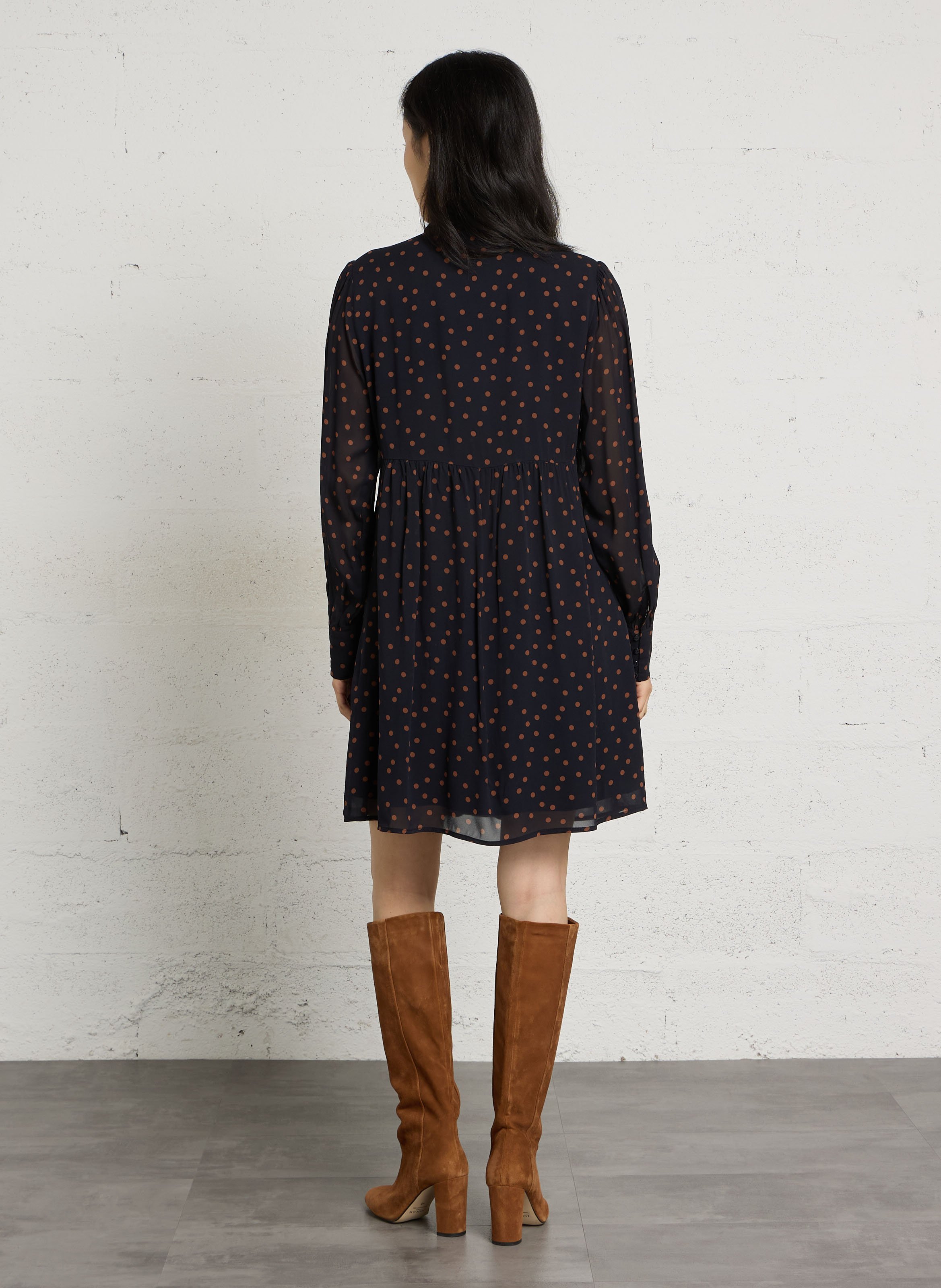 Kurzes gerade geschnittenes Kleid mit Lavallière-Kragen und Punkten. MAISON 123 Blau
