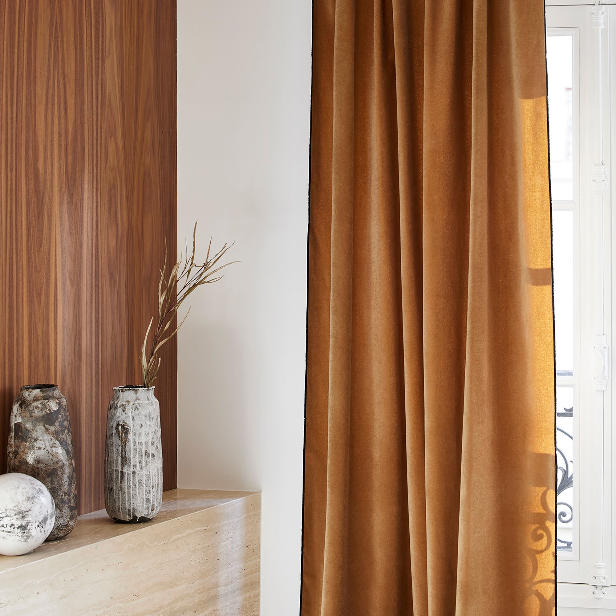 Curtain with black eyelets MADURA