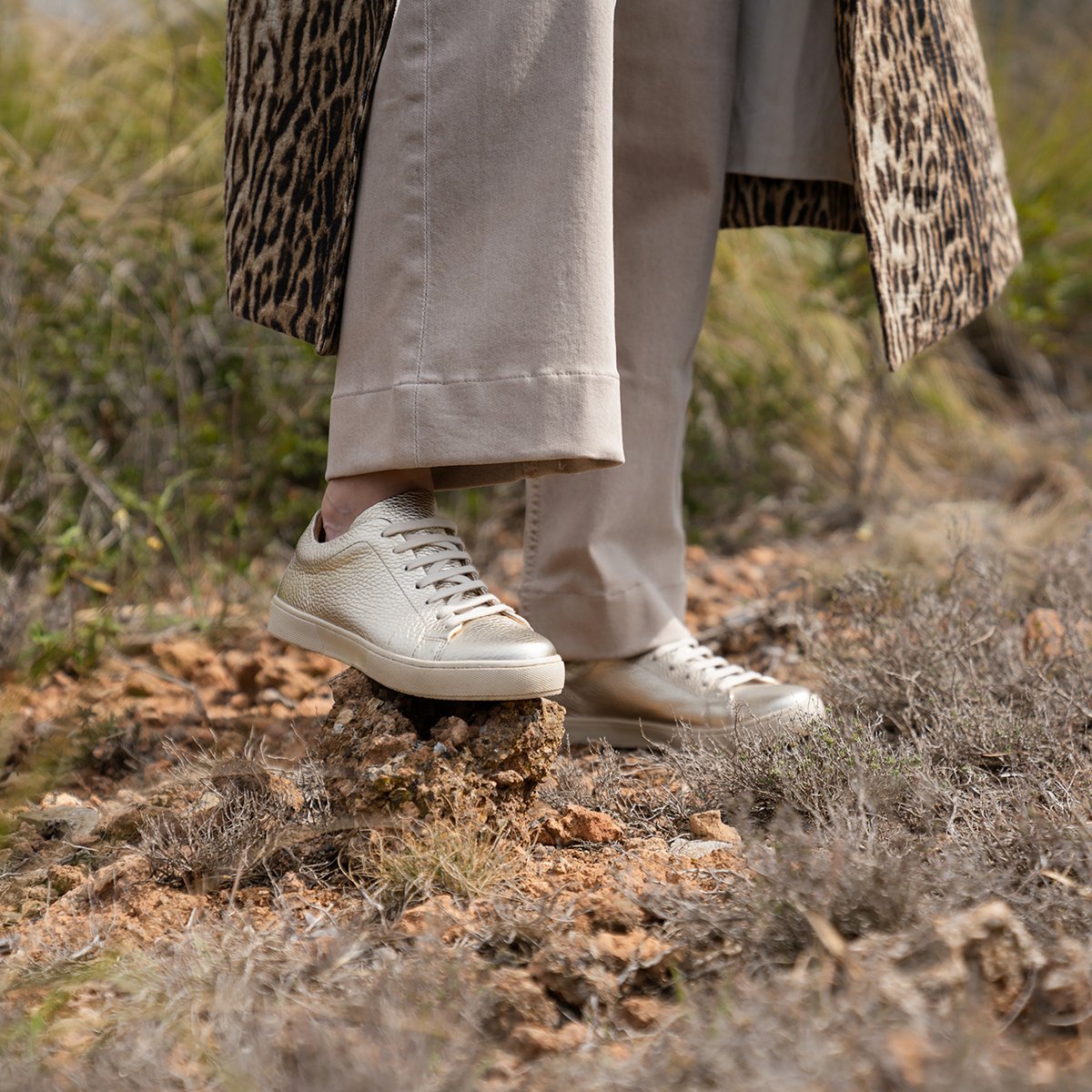 Lace-up metallic grained leather tennis shoes JULES & JENN Golden