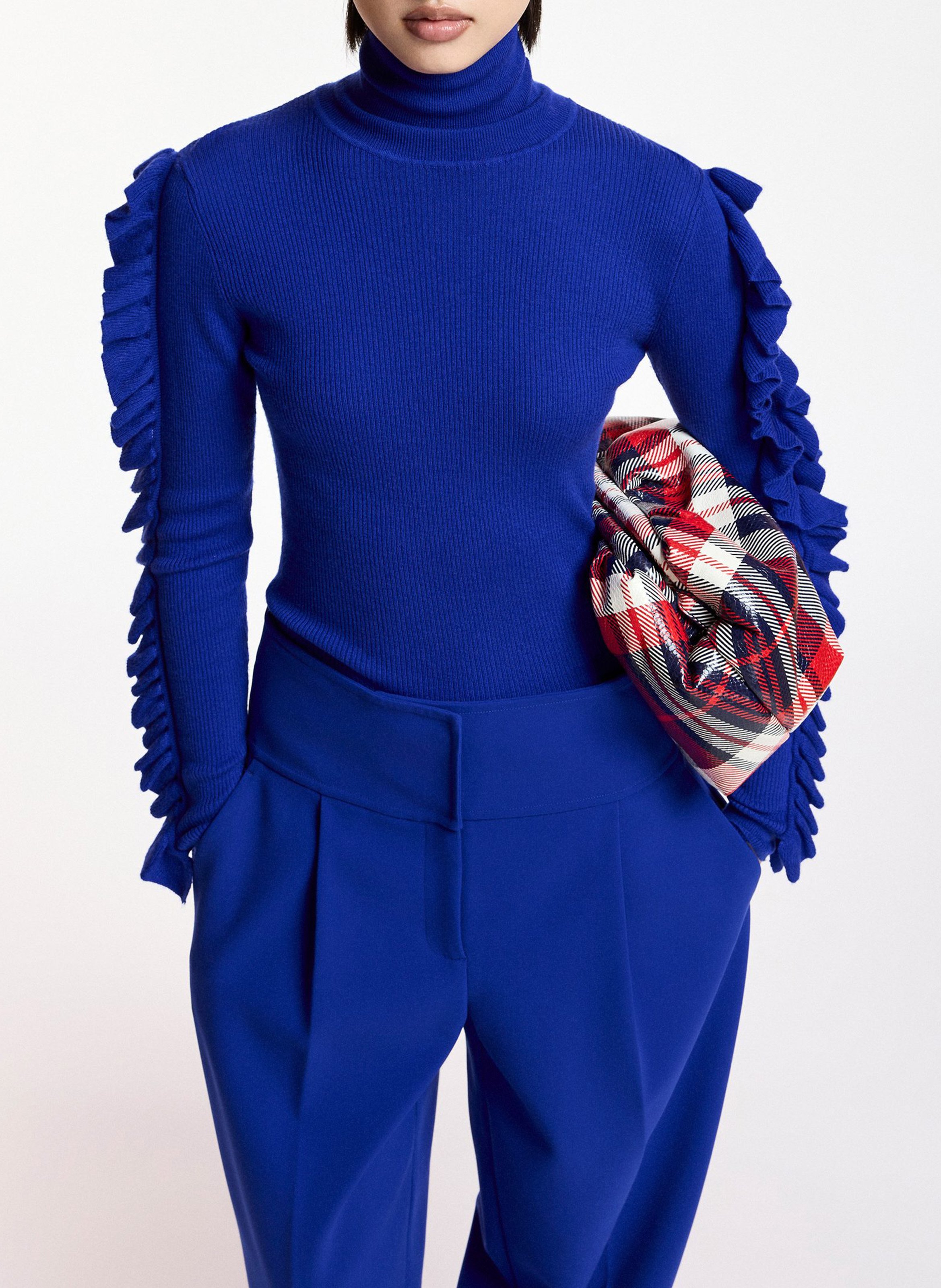 Eng anliegender Rollkragenpullover mit Volants. ESSENTIEL ANTWERP Blau