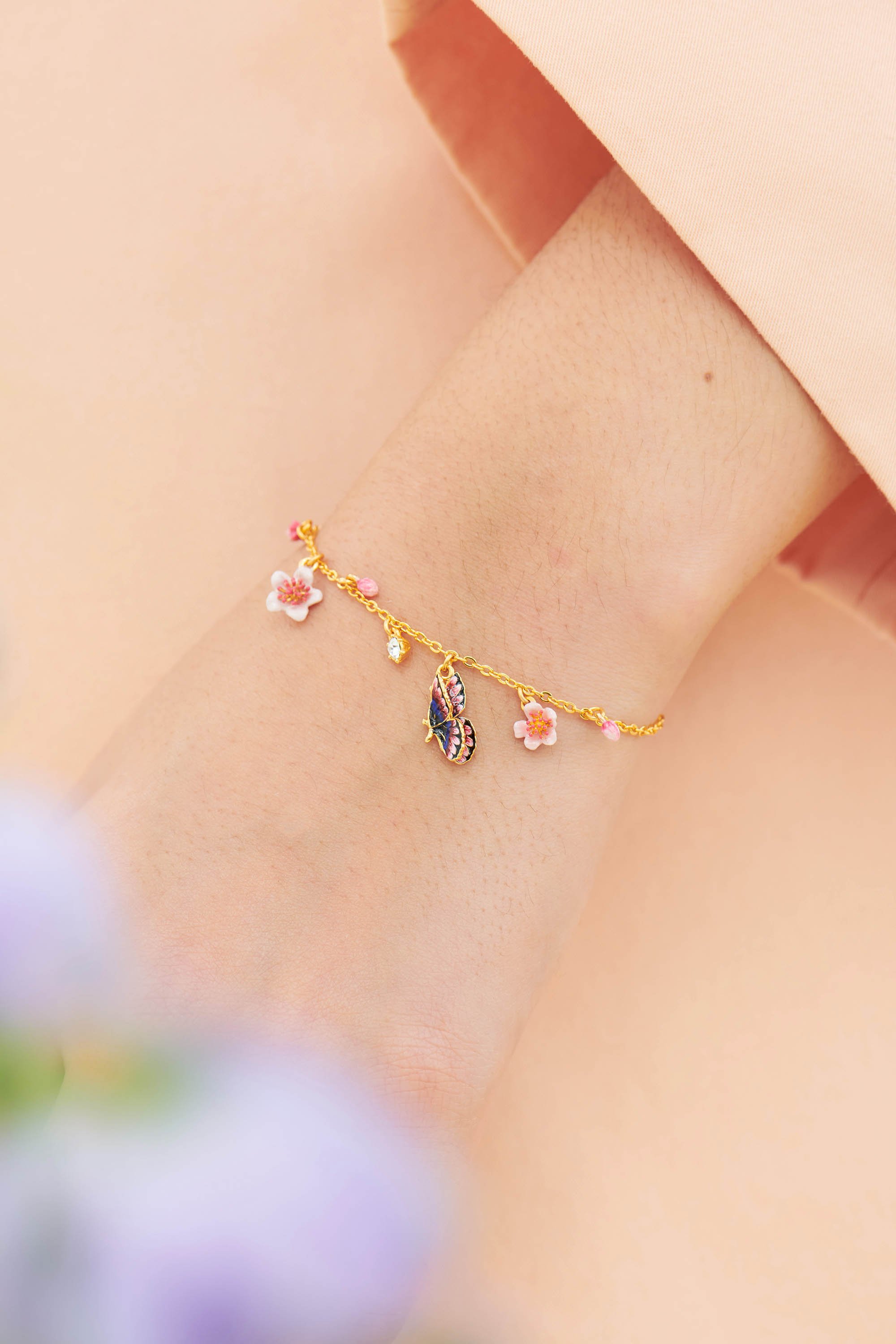 Bracelet fin papillon du japon et petites fleurs de cerisier LES NEREIDES Multicolore