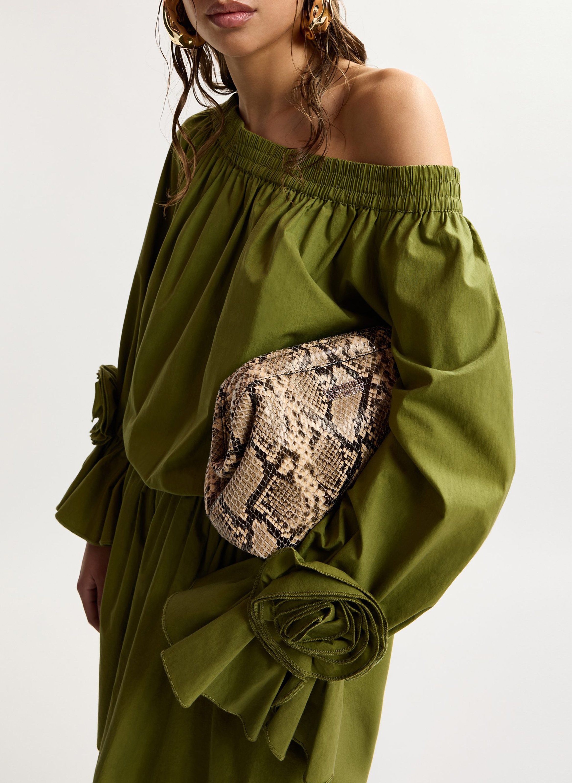 Kurzes Kleid mit schulterfreiem Design in einfarbig ESSENTIEL ANTWERP Grun