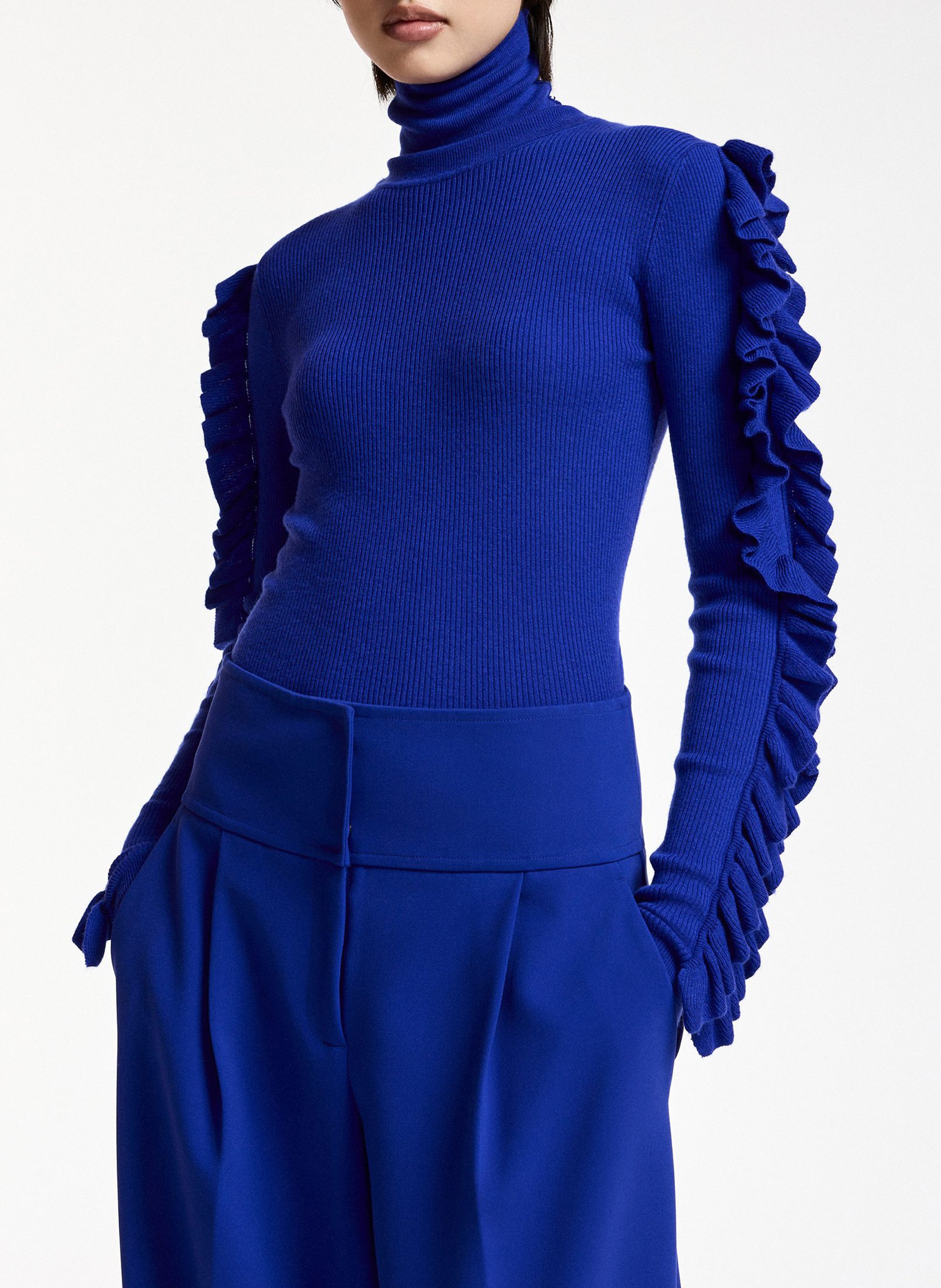 Eng anliegender Rollkragenpullover mit Volants. ESSENTIEL ANTWERP Blau