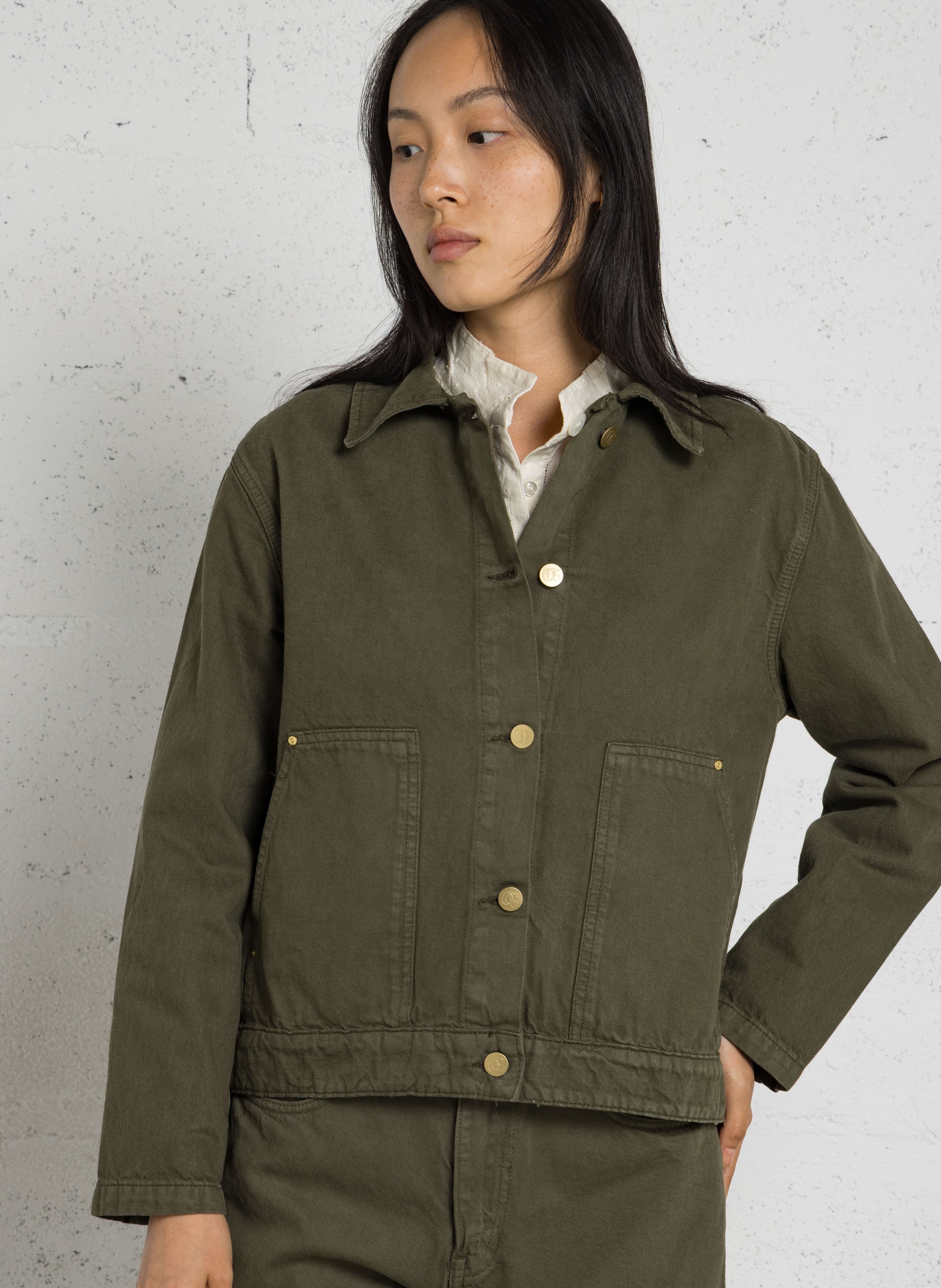 Gerade geschnittene Jacke mit klassischem Kragen aus Baumwolle. LE TEMPS DES CERISES Grun