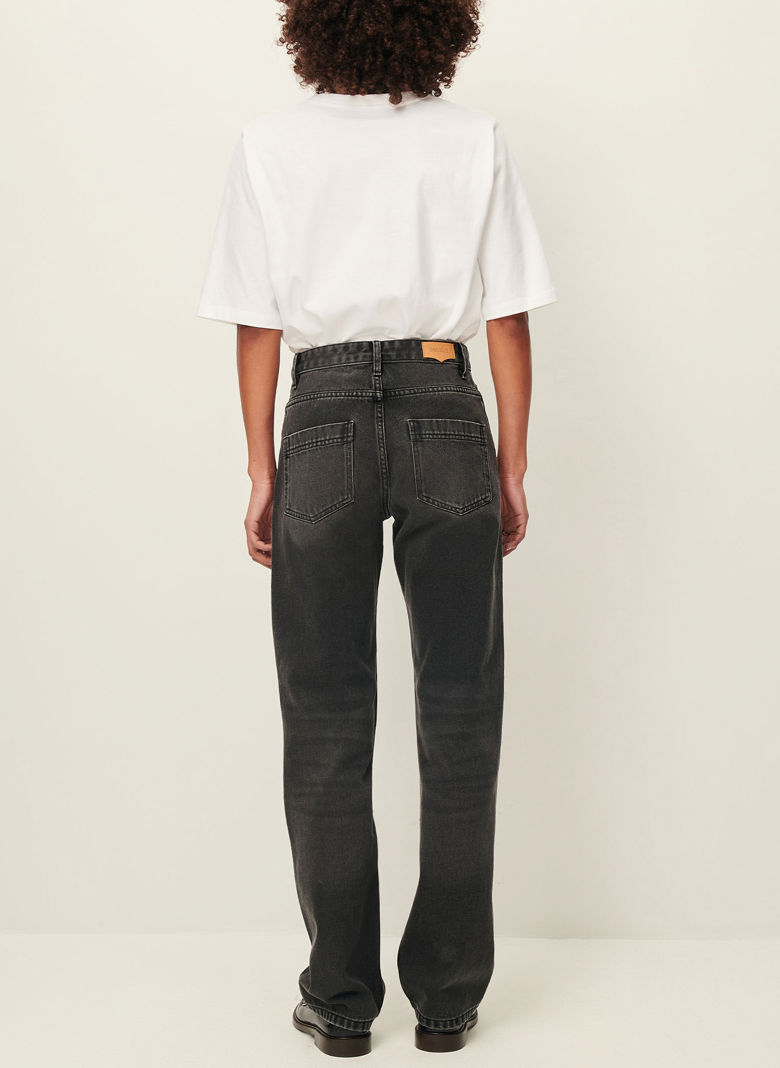 - Straight-leg jeans
- 5 pockets
- Straight cut
- Faded effect SESSUN Grey