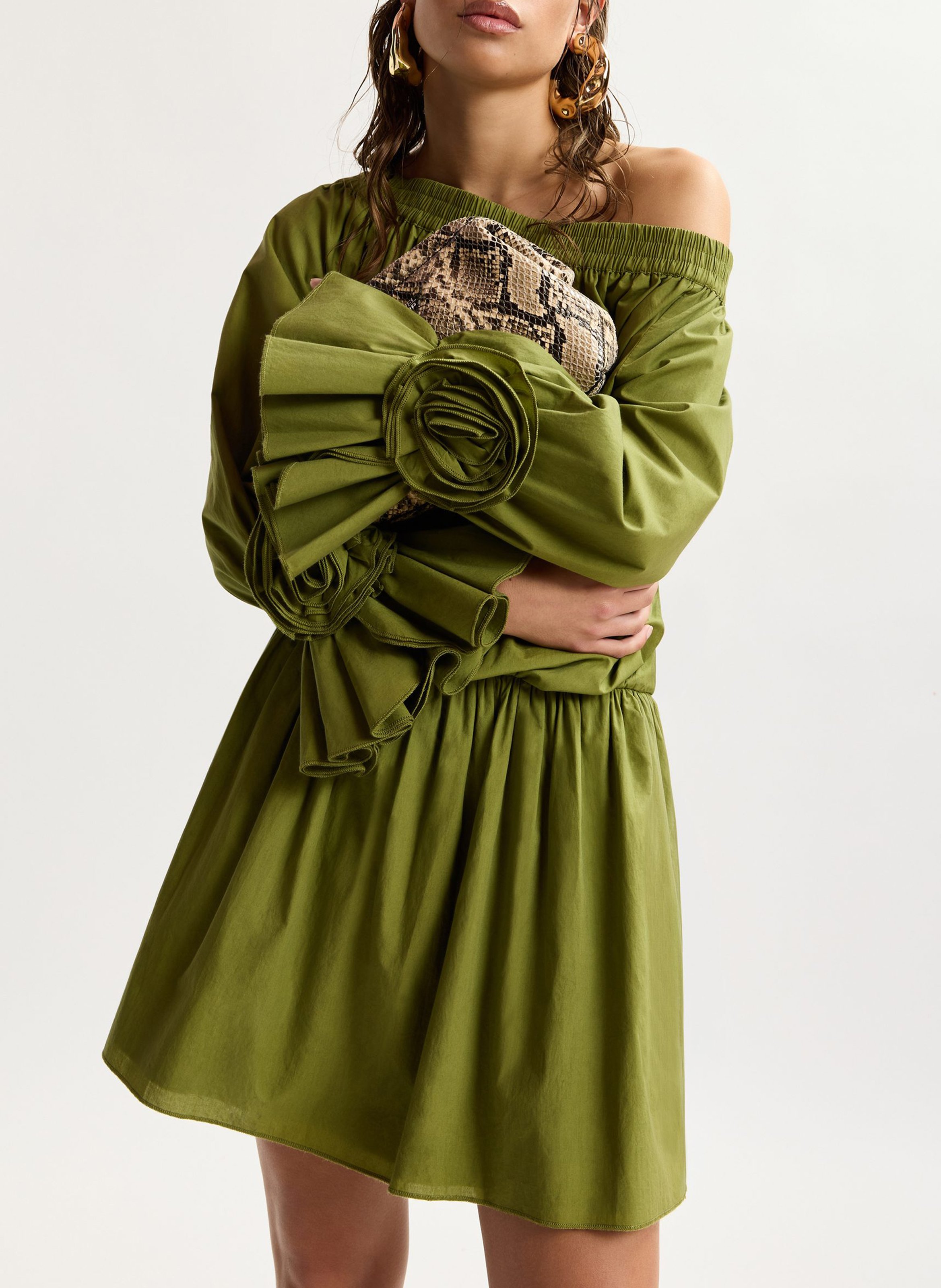 Kurzes Kleid mit schulterfreiem Design in einfarbig ESSENTIEL ANTWERP Grun