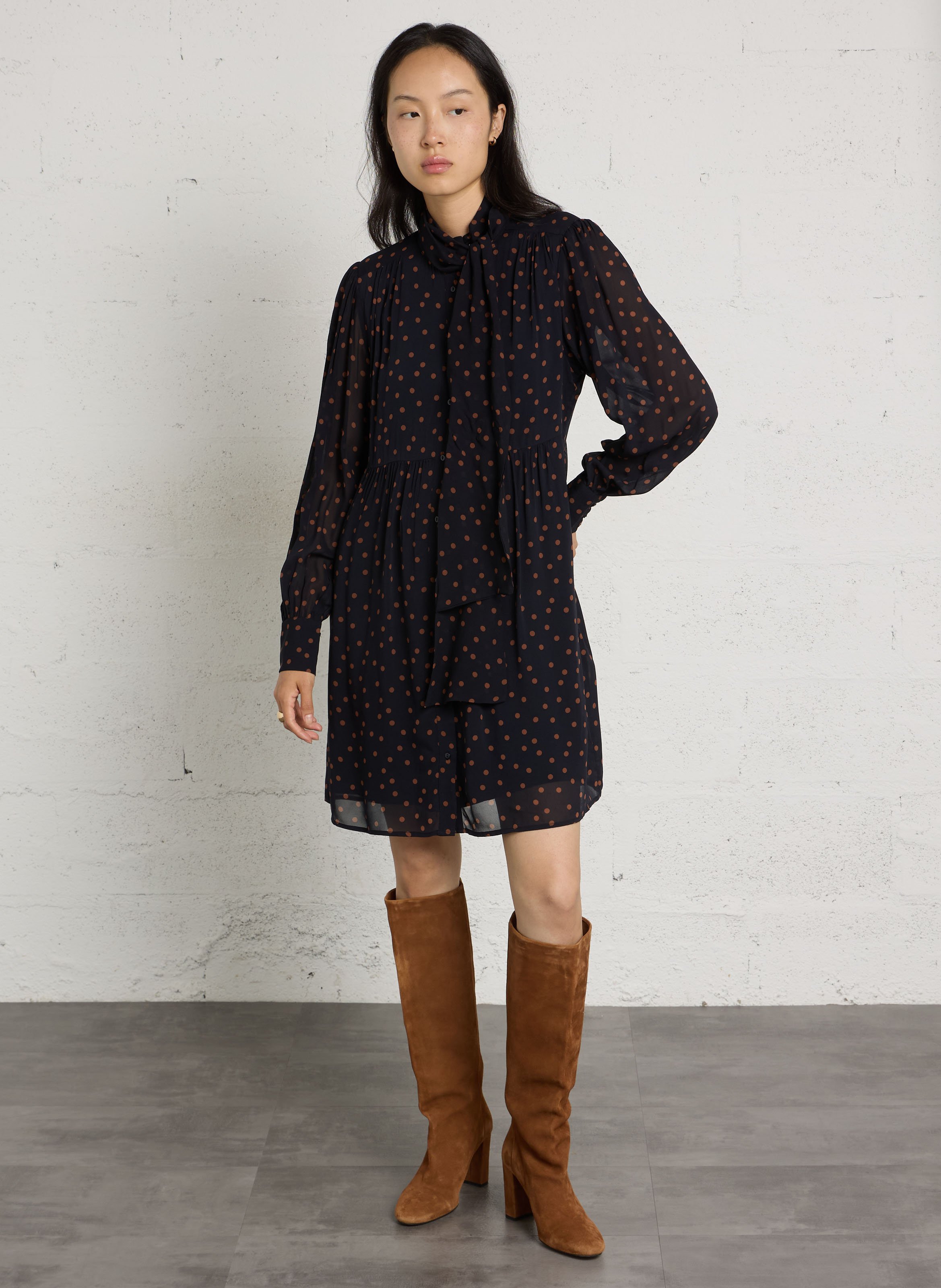 Kurzes gerade geschnittenes Kleid mit Lavallière-Kragen und Punkten. MAISON 123 Blau