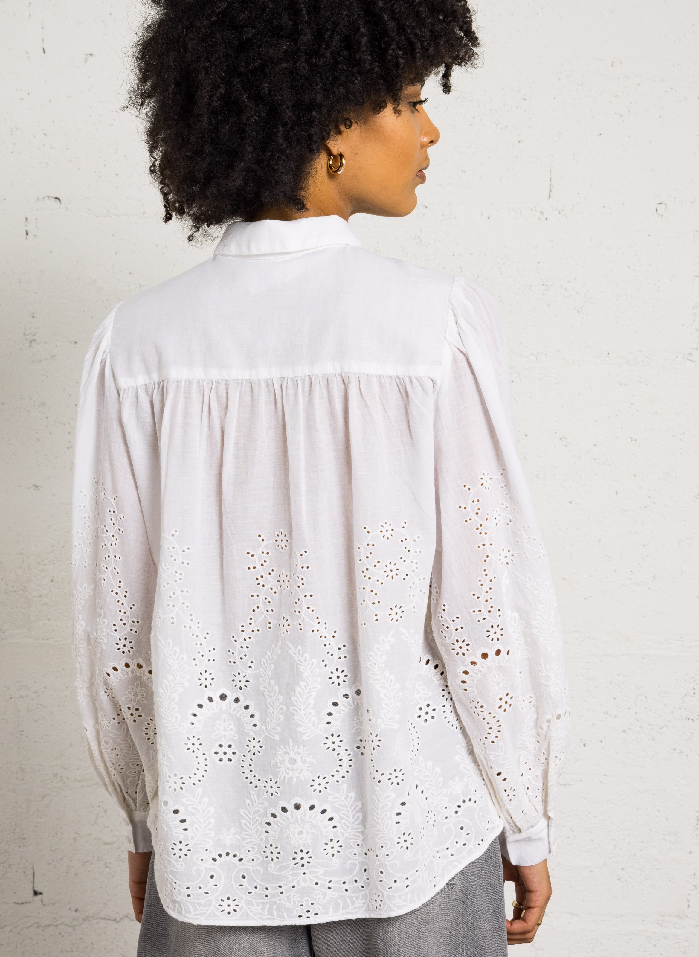 Weites Hemd mit klassischem Kragen und Broderie Anglaise aus Baumwolle. SUD EXPRESS Weiss