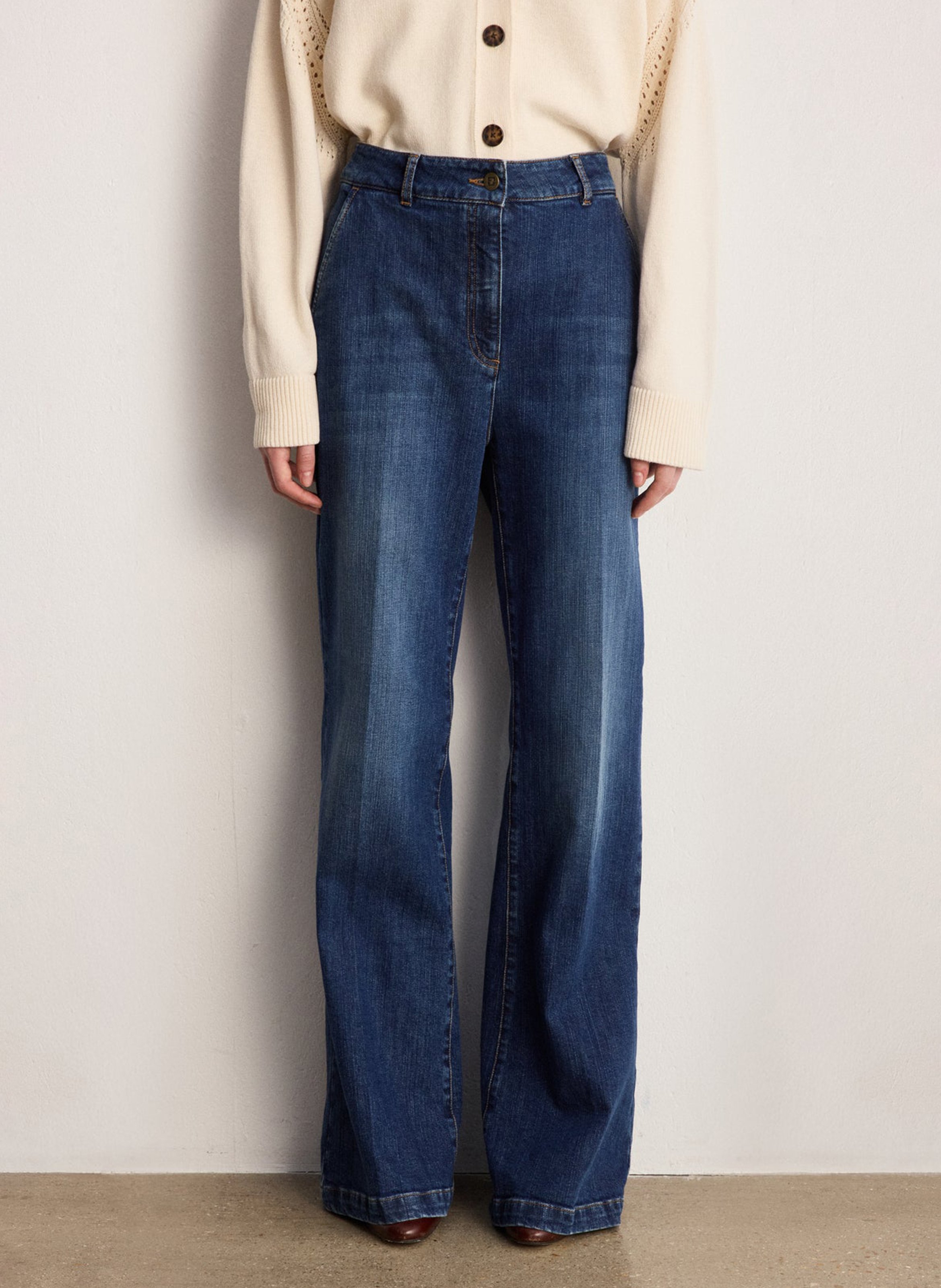 Vaqueros acampanados de talle alto en denim. PABLO Azul