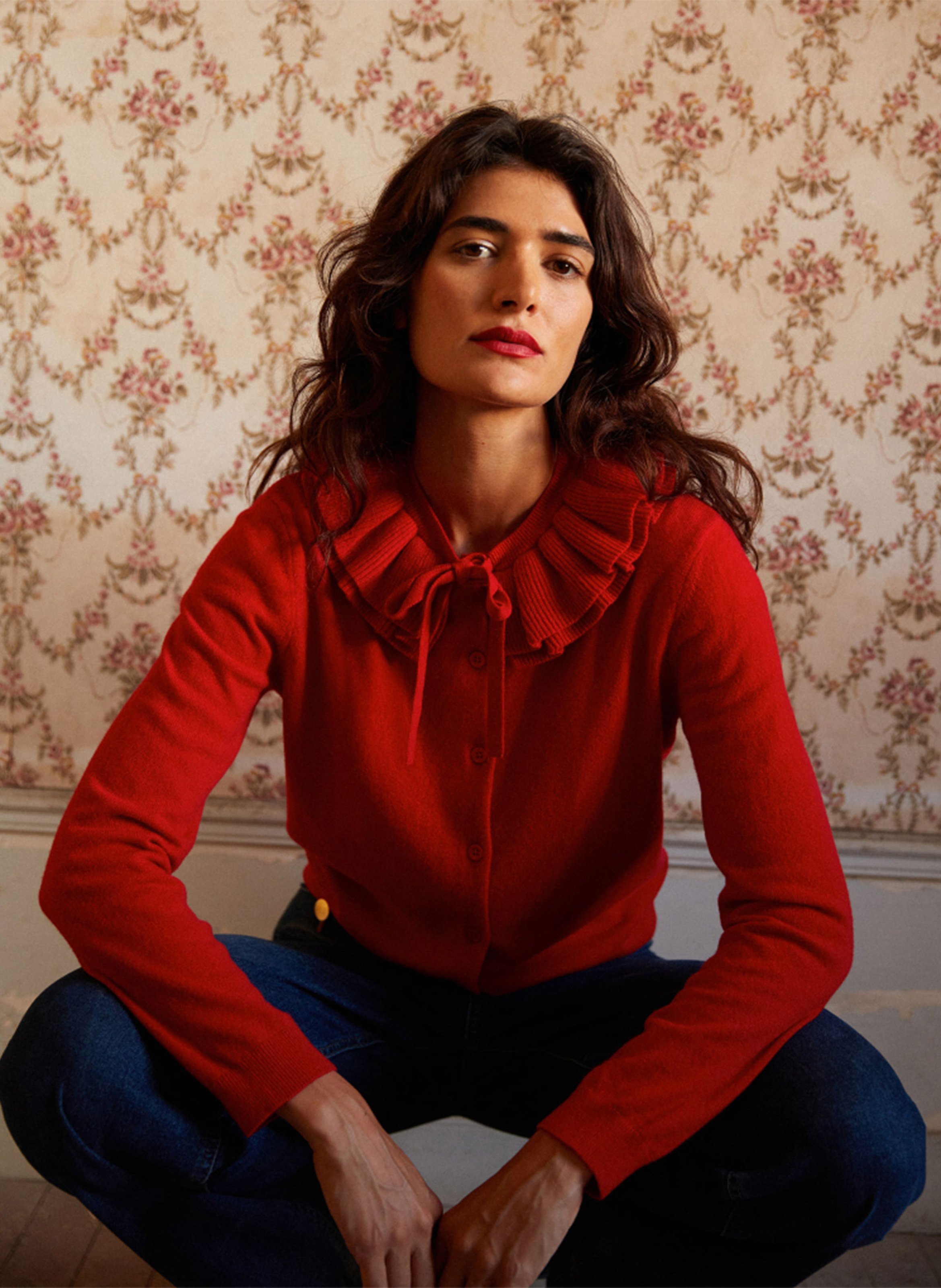 Gerade geschnittene Kaschmir-Strickjacke mit Rüschenkragen HIRCUS Rot