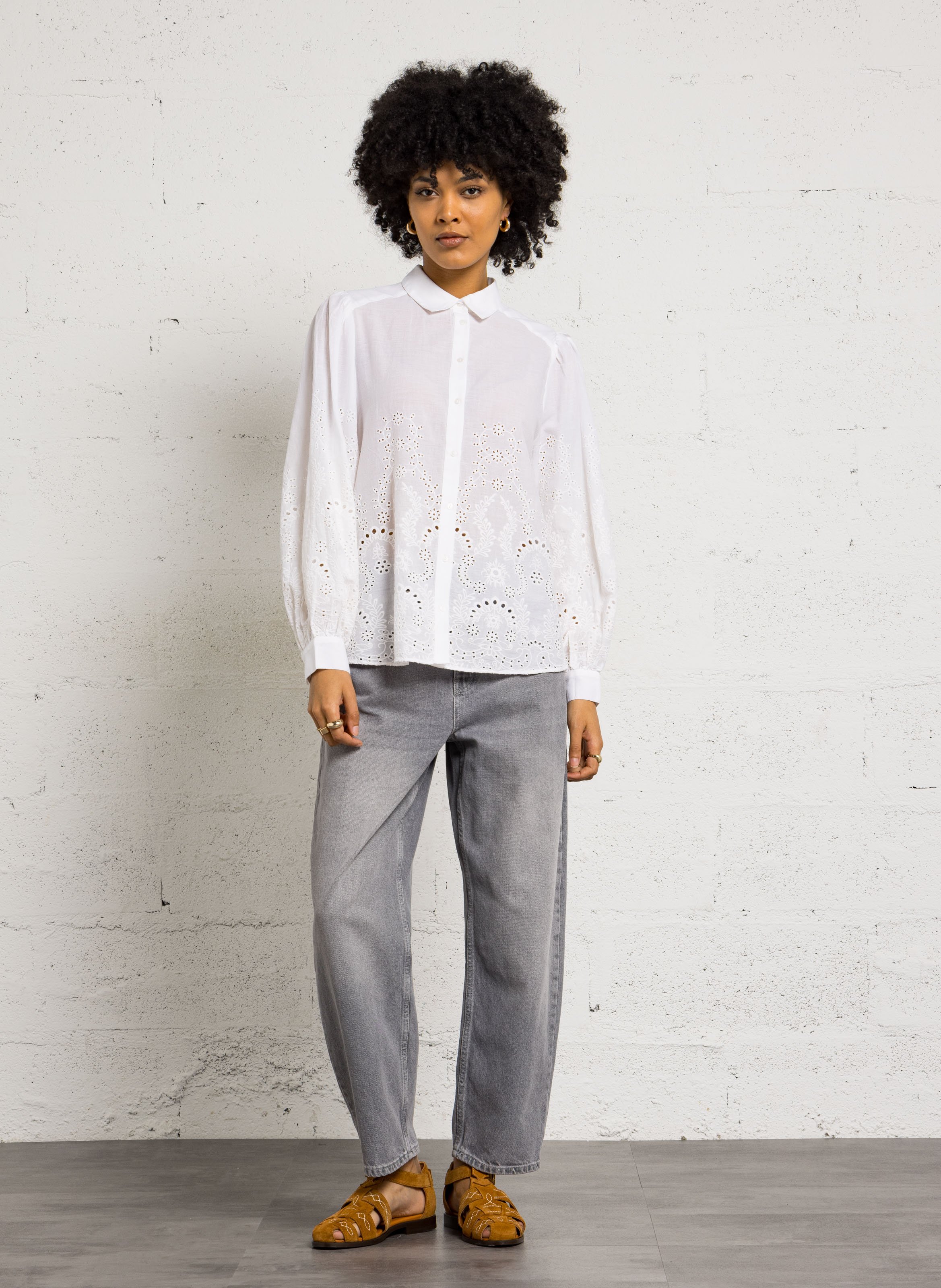 Weites Hemd mit klassischem Kragen und Broderie Anglaise aus Baumwolle. SUD EXPRESS Weiss