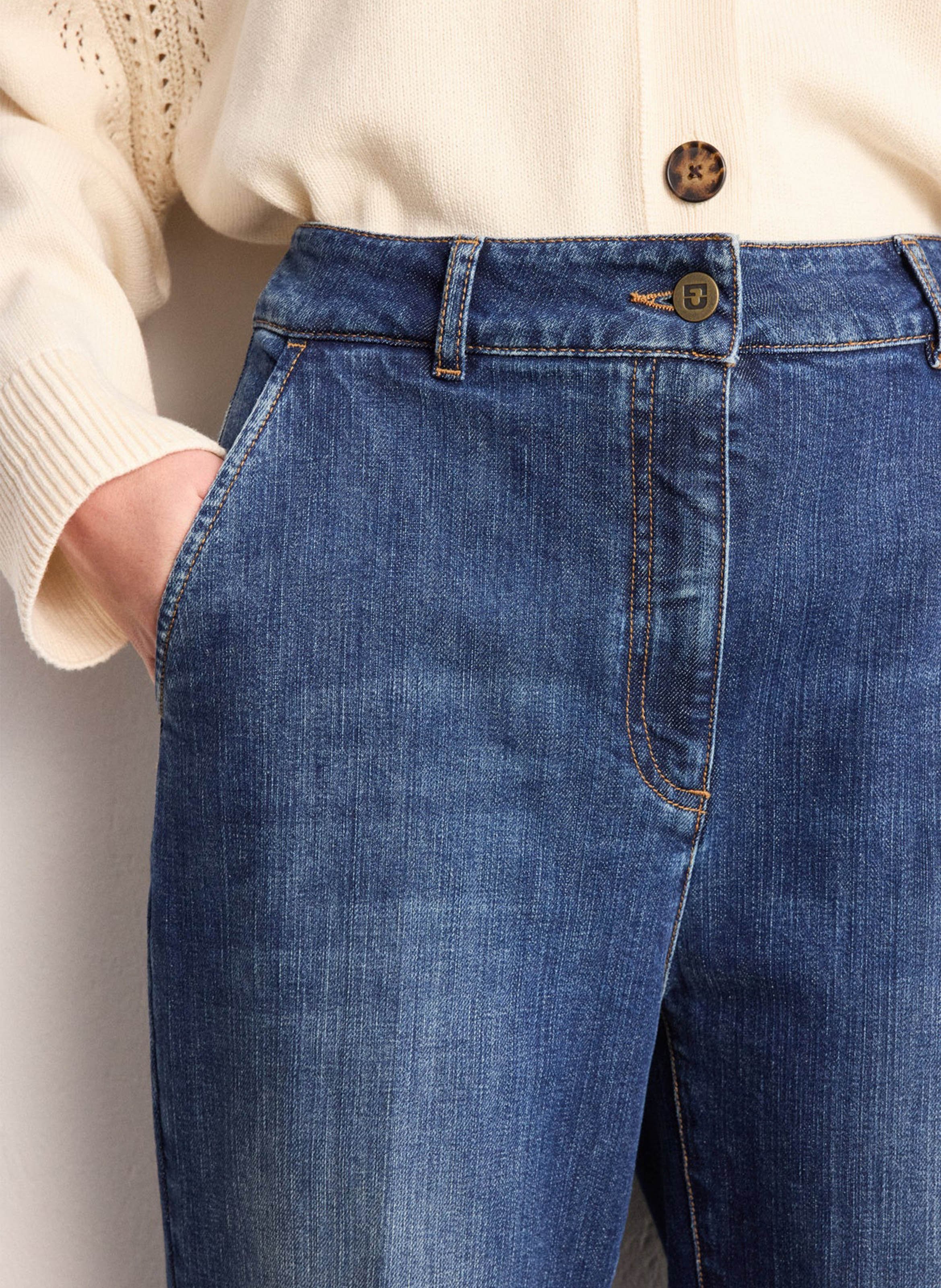 Vaqueros acampanados de talle alto en denim. PABLO Azul