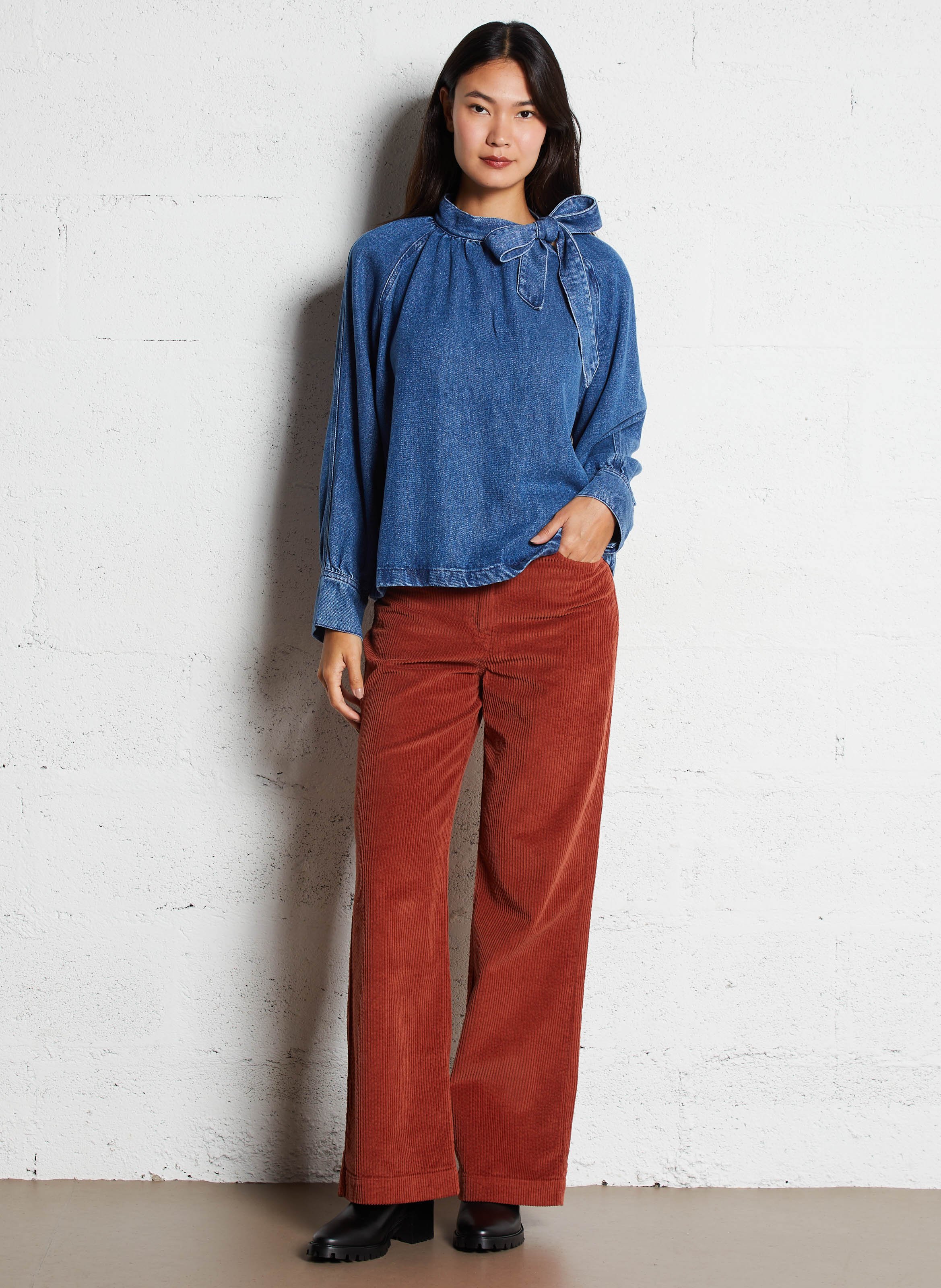 Loose denim blouse with tied collar. DES PETITS HAUTS Blue