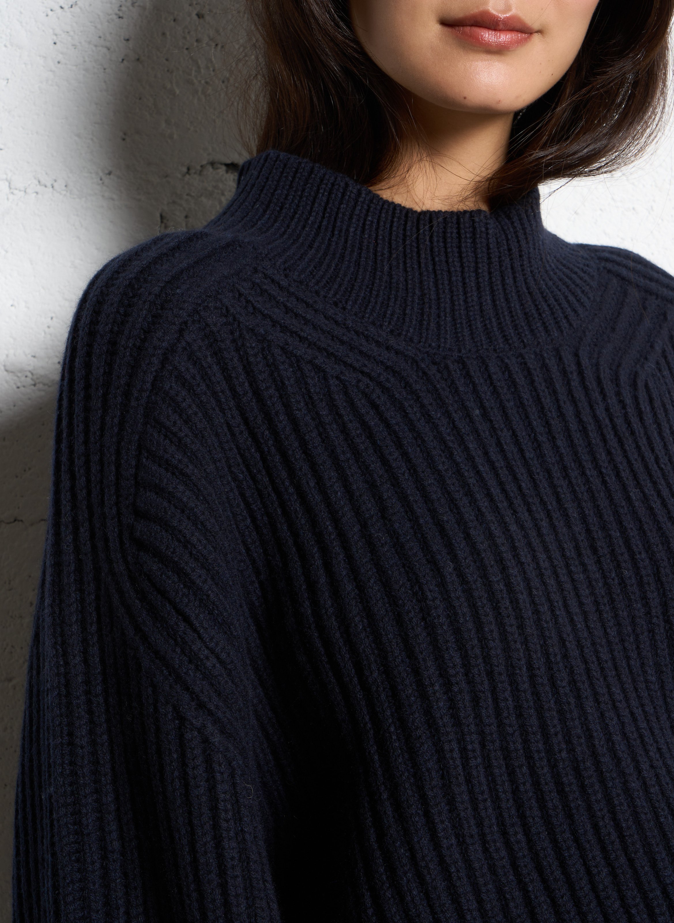 Pull oversize col montant en laine mérinos SOEUR Bleu