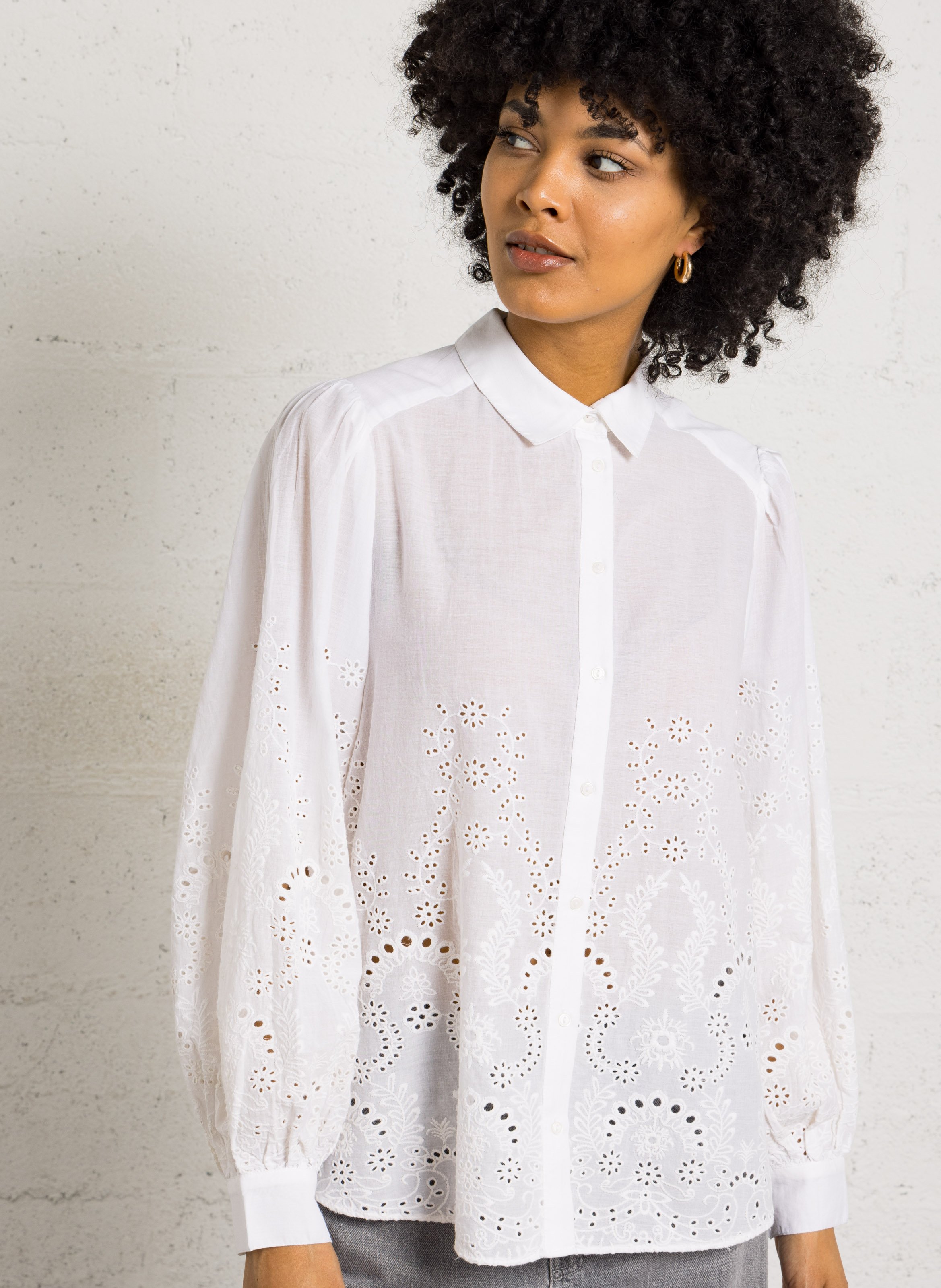 Weites Hemd mit klassischem Kragen und Broderie Anglaise aus Baumwolle. SUD EXPRESS Weiss