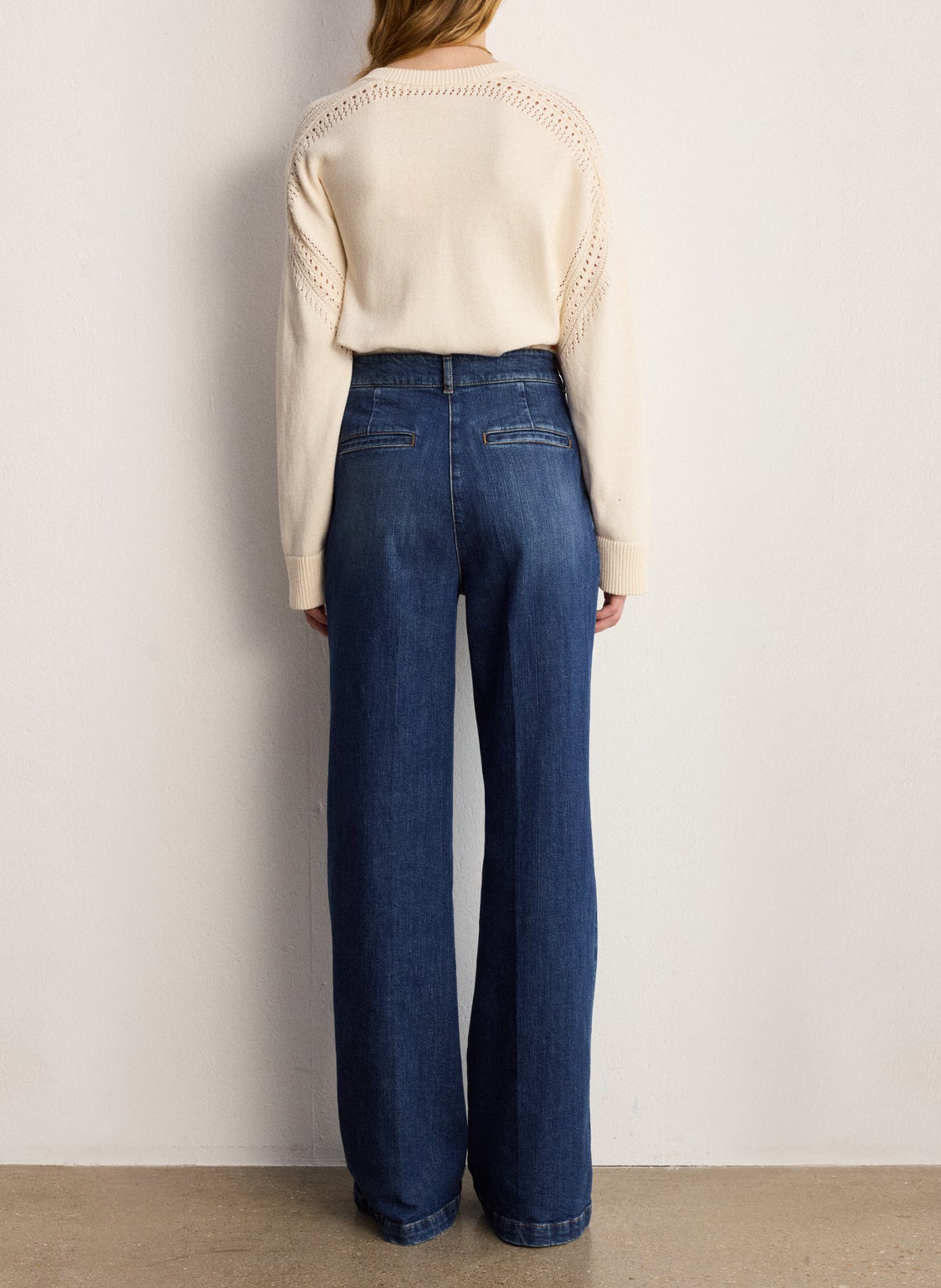 Vaqueros acampanados de talle alto en denim. PABLO Azul