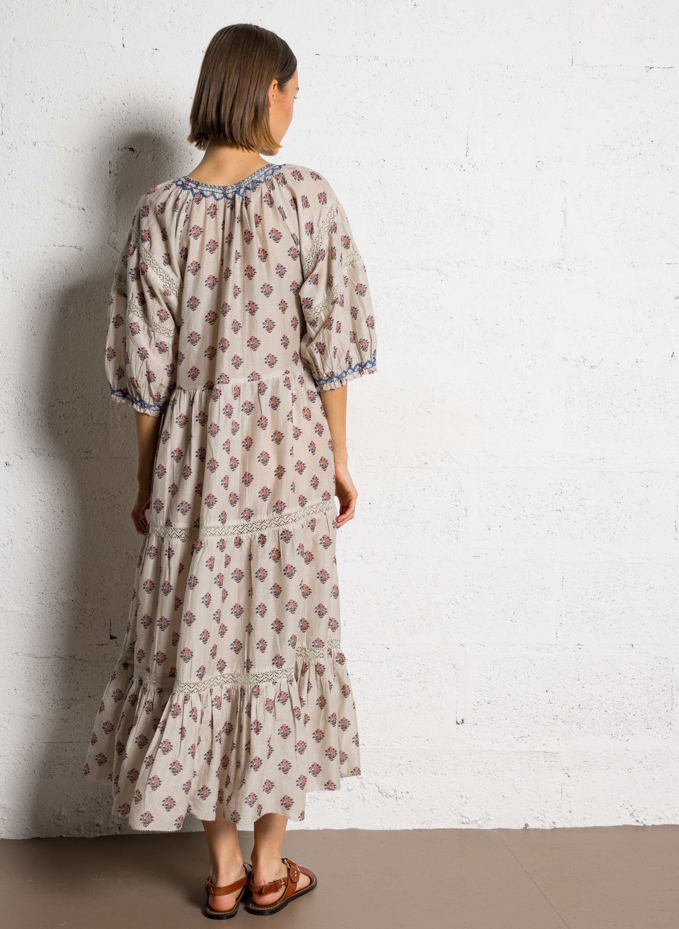 Langes Baumwollkleid mit V-Ausschnitt Beige