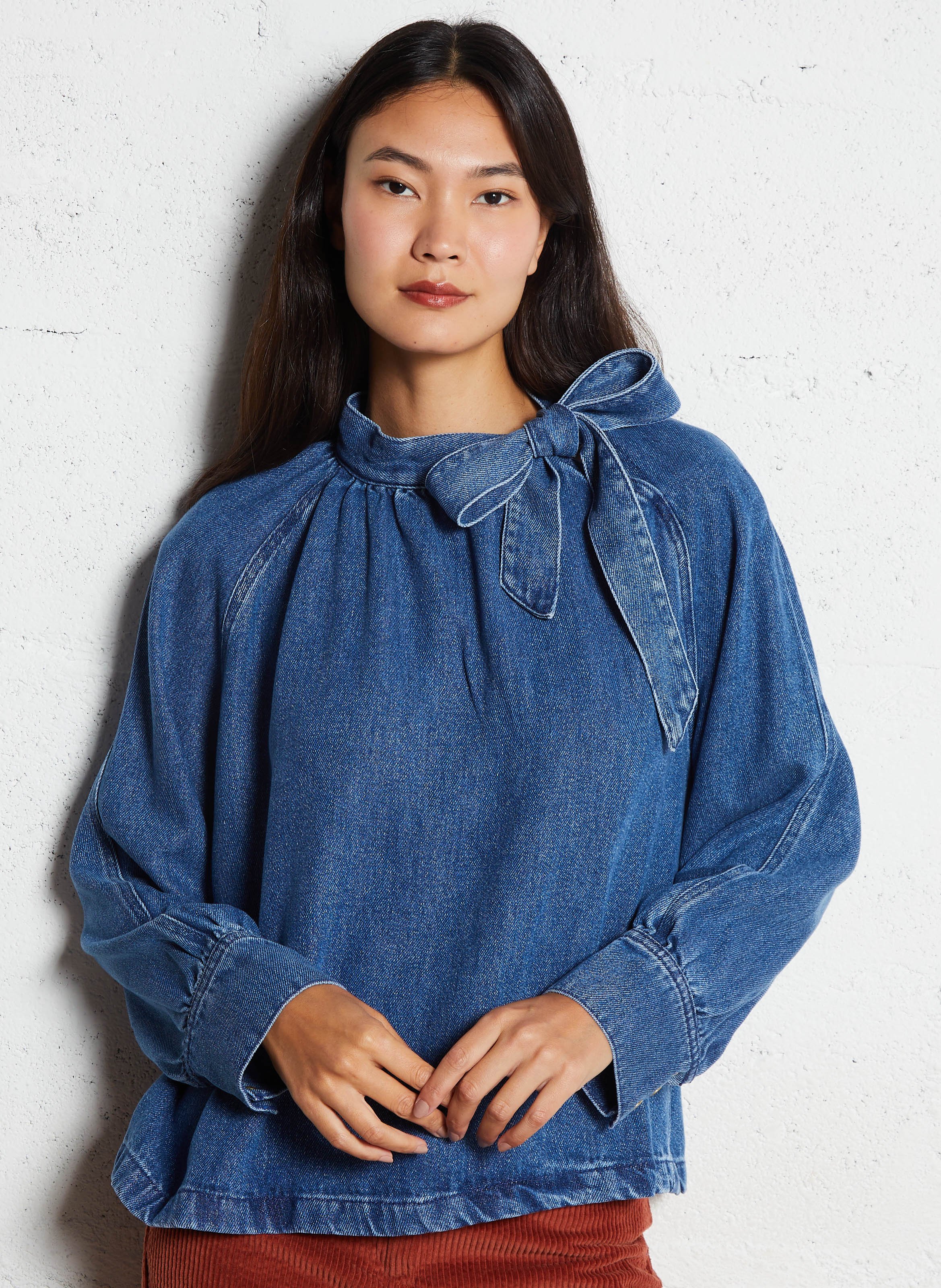 Loose denim blouse with tied collar. DES PETITS HAUTS Blue