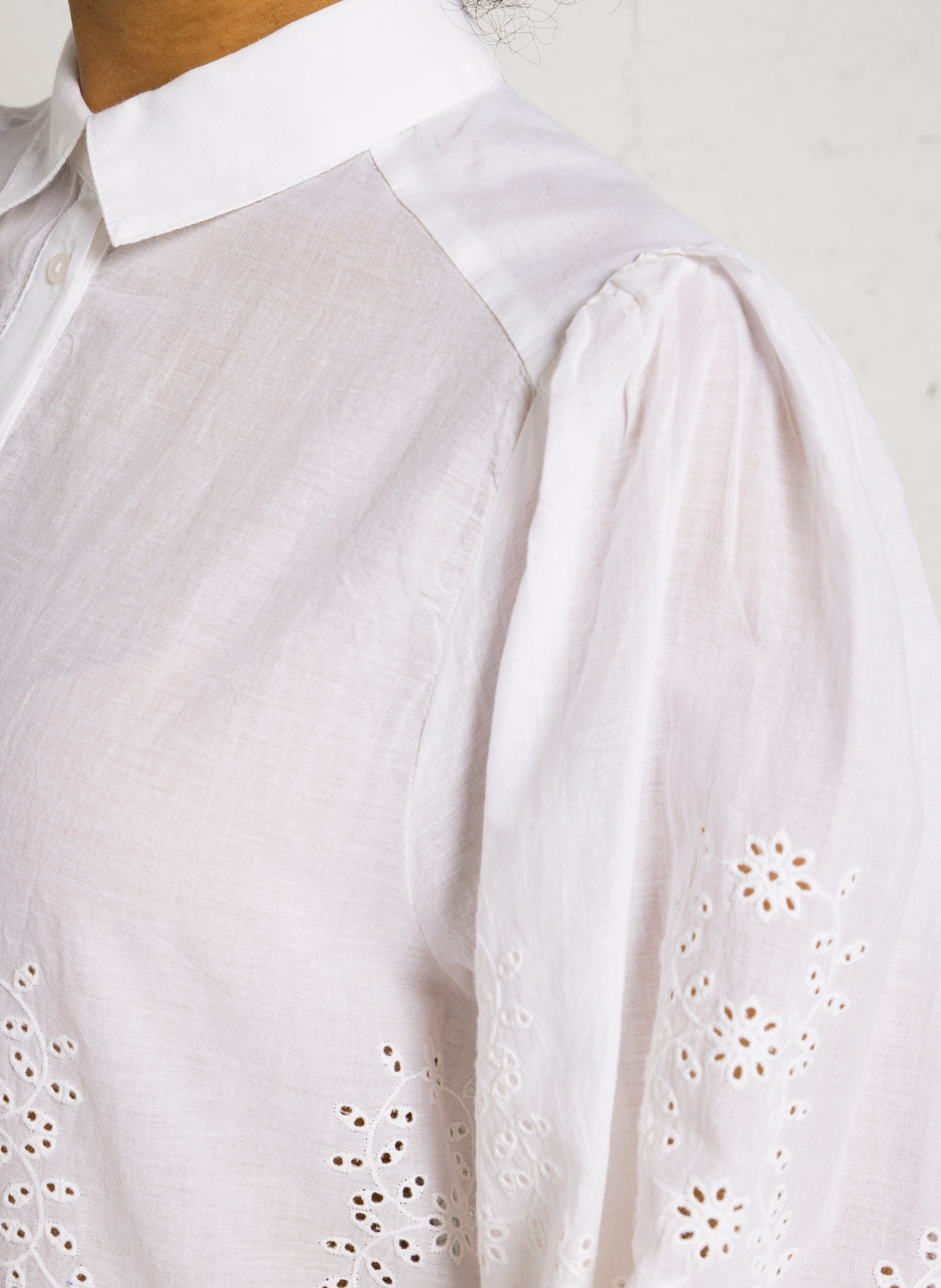 Weites Hemd mit klassischem Kragen und Broderie Anglaise aus Baumwolle. SUD EXPRESS Weiss