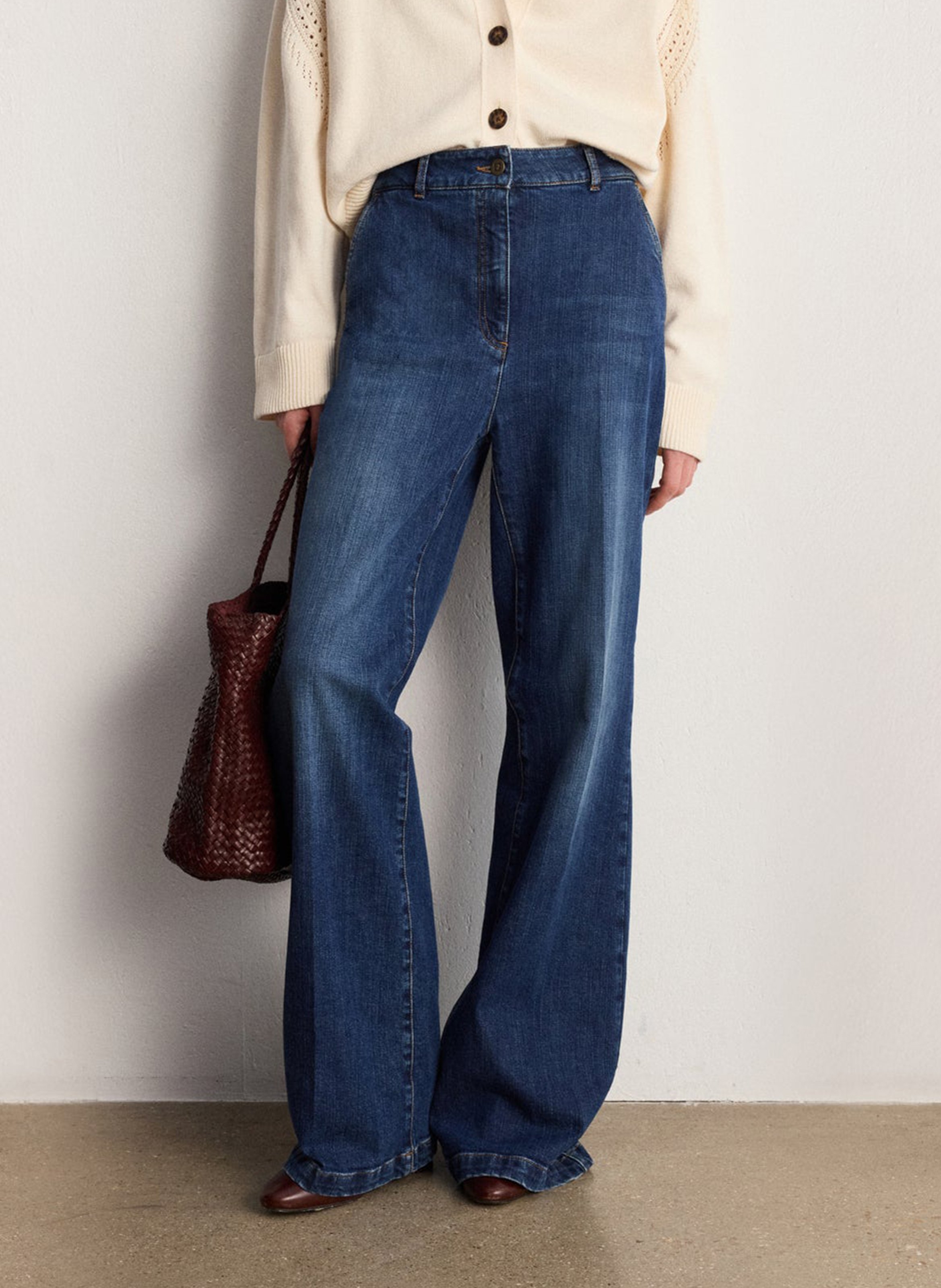 Vaqueros acampanados de talle alto en denim. PABLO Azul