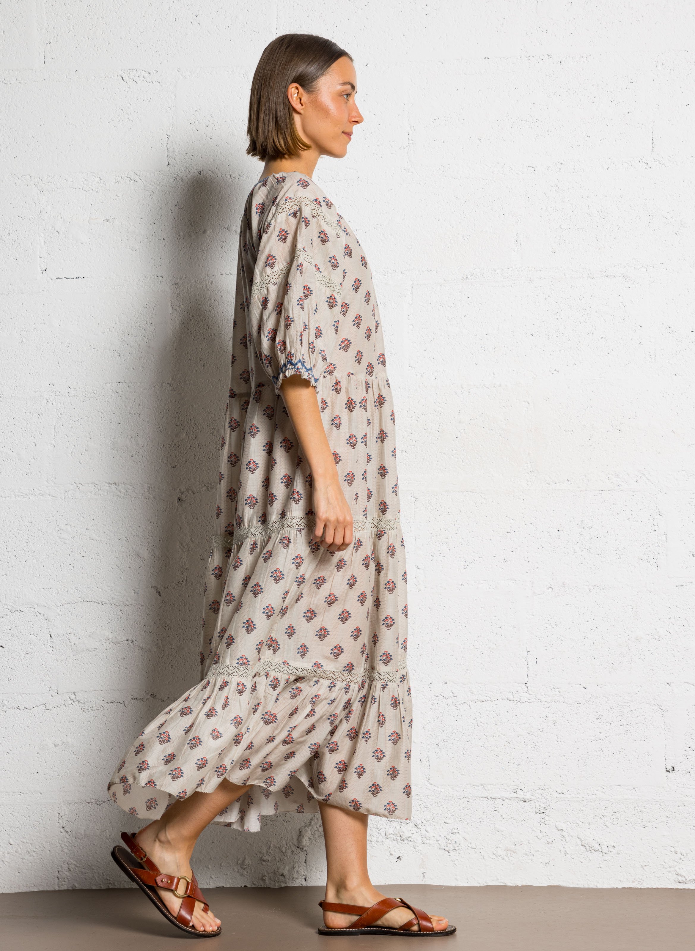 Langes Baumwollkleid mit V-Ausschnitt Beige