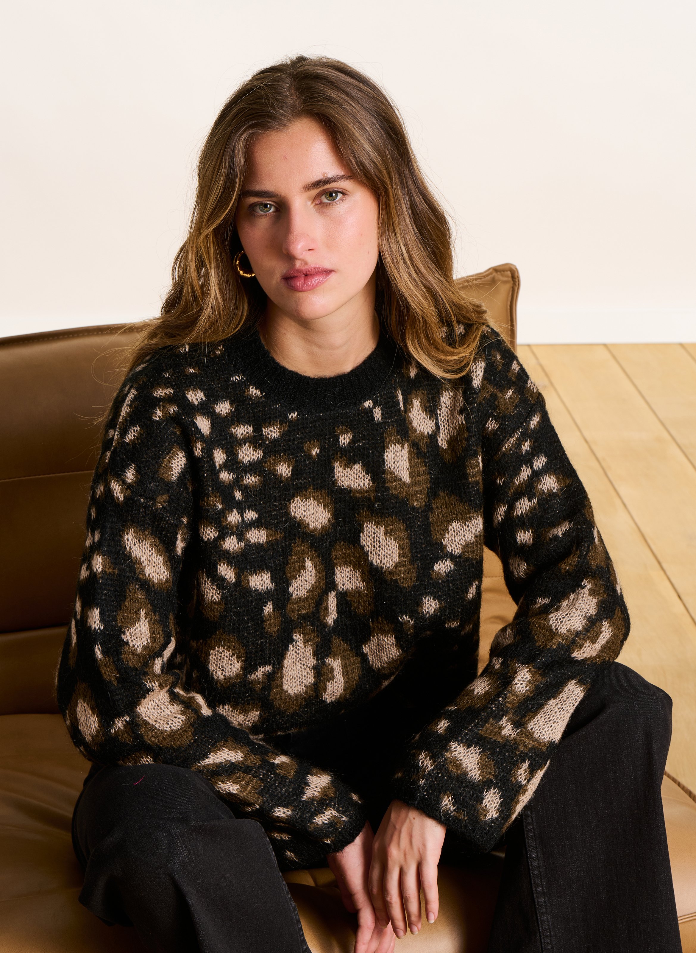 Rundhalsausschnitt Pullover mit üppigem Jacquard-Muster LA FEE MARABOUTEE Schwarz
