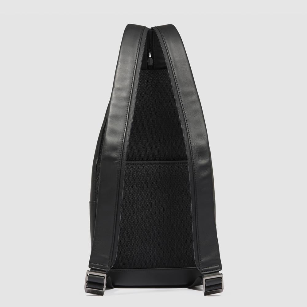 Adaptable chest bag that can be converted into a backpack with RFID protection, pockets for Airpods®, and connector. PIQUADRO Black
