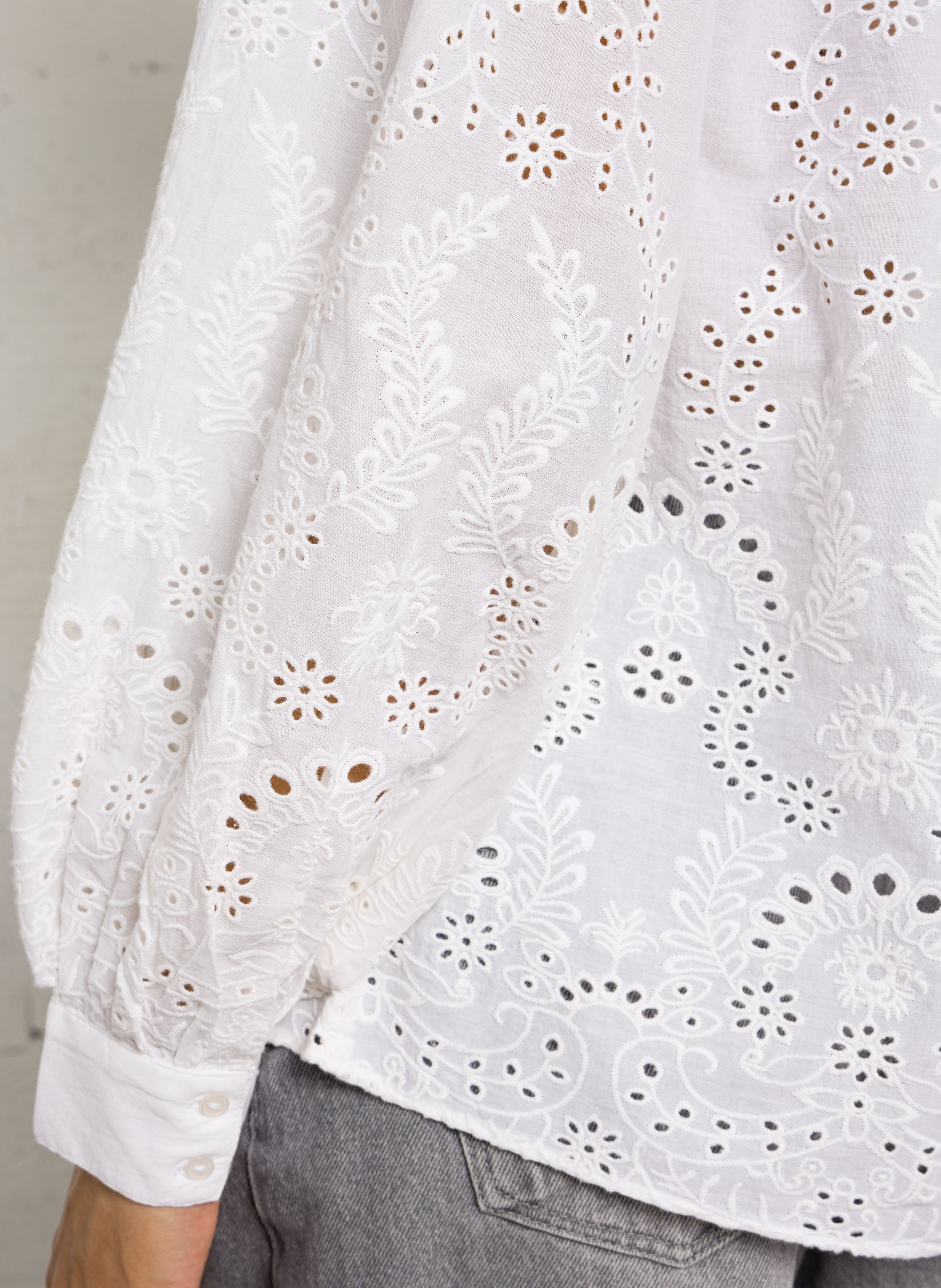 Weites Hemd mit klassischem Kragen und Broderie Anglaise aus Baumwolle. SUD EXPRESS Weiss