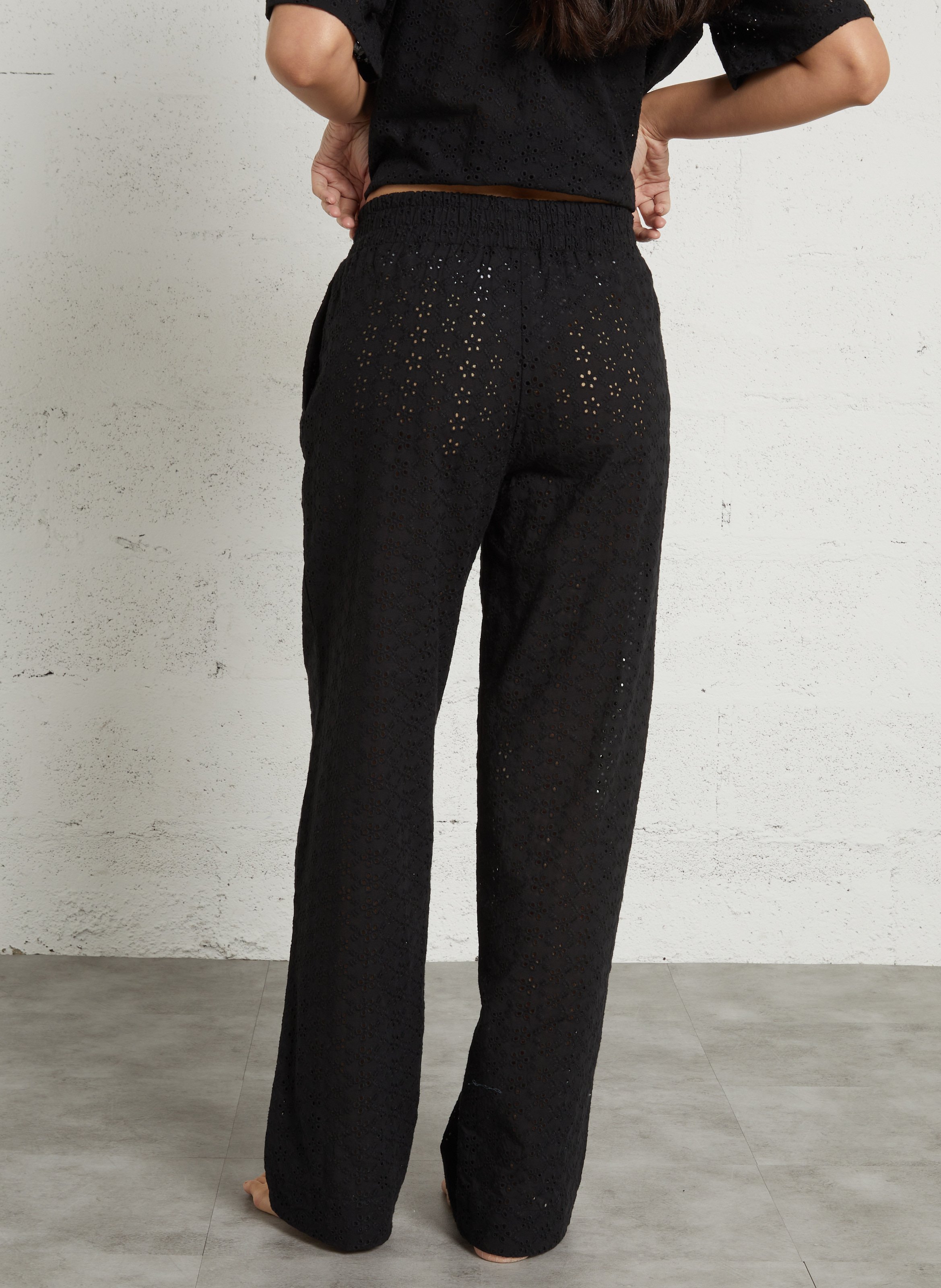 Hoge taille broderie anglaise broek. LA NOUVELLE Zwart