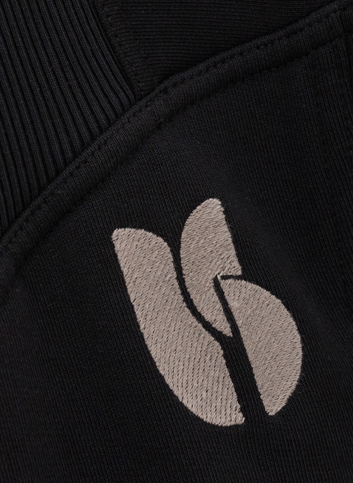 Sweat met opstaande kraag, knoopsluiting en borduurwerk BA&SH Zwart