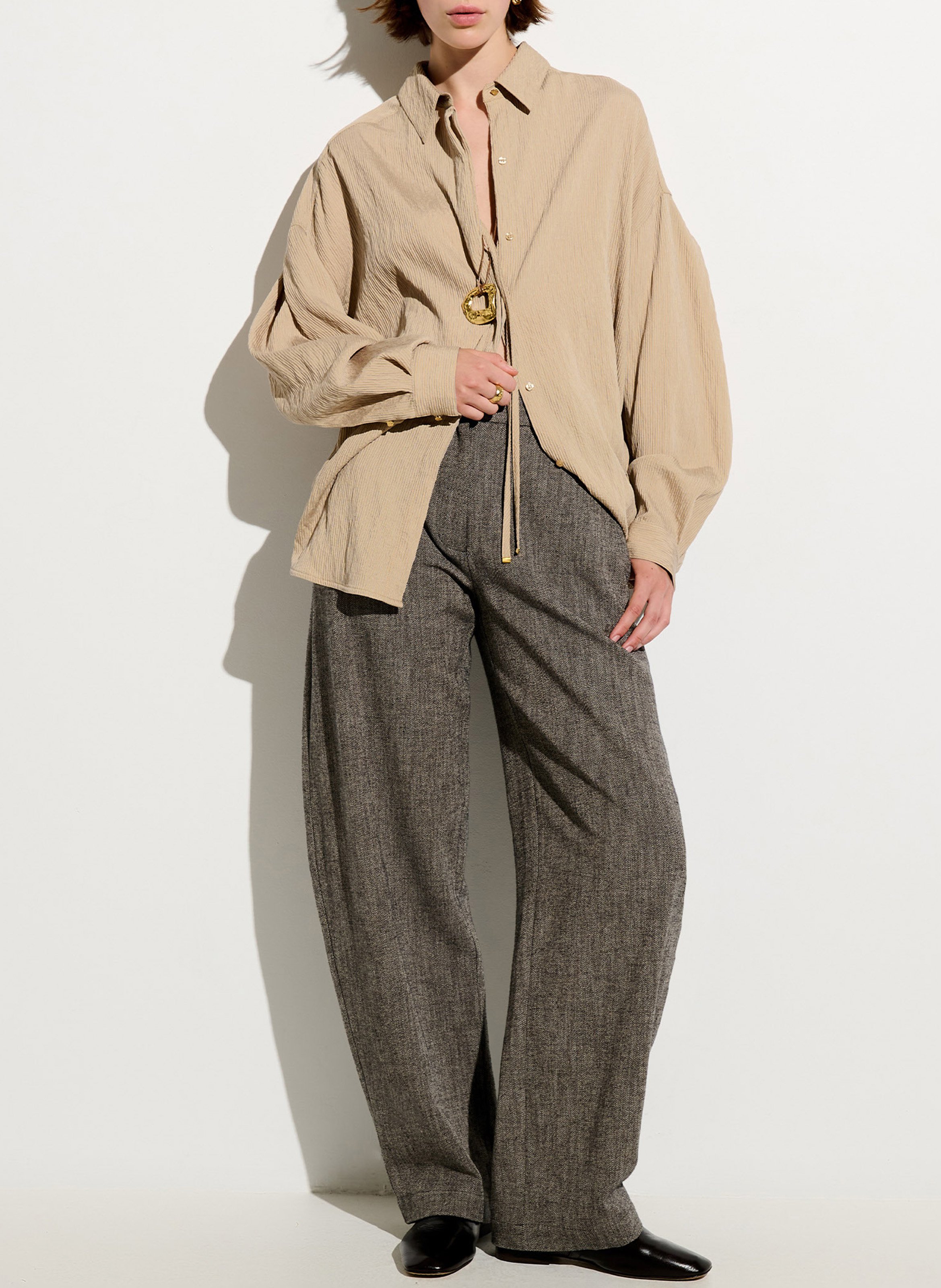 Gerade geschnittene Bluse mit klassischem Kragen SESSUN Beige