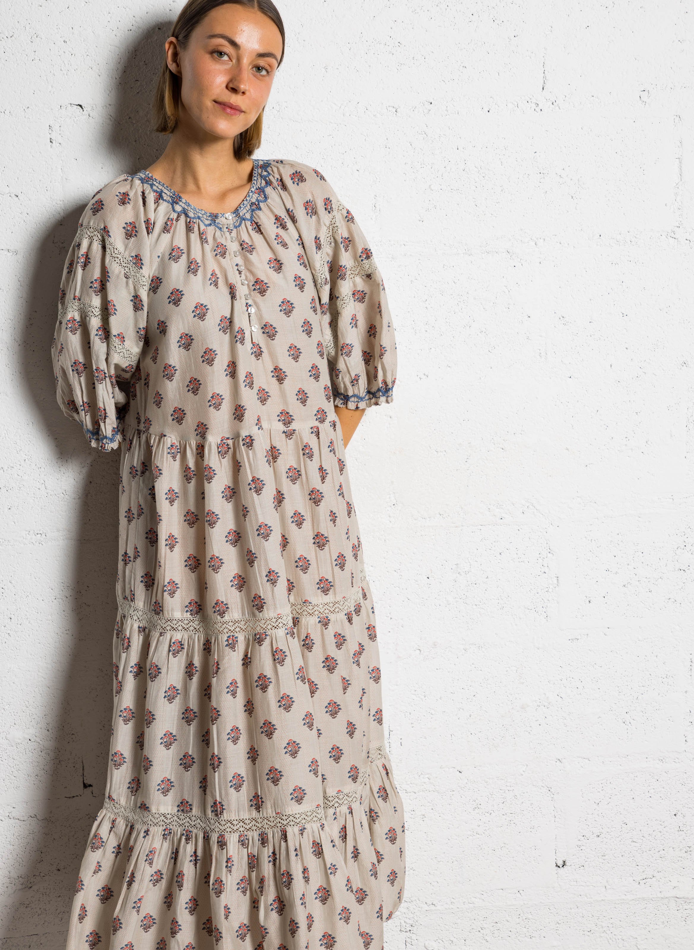 Langes Baumwollkleid mit V-Ausschnitt Beige