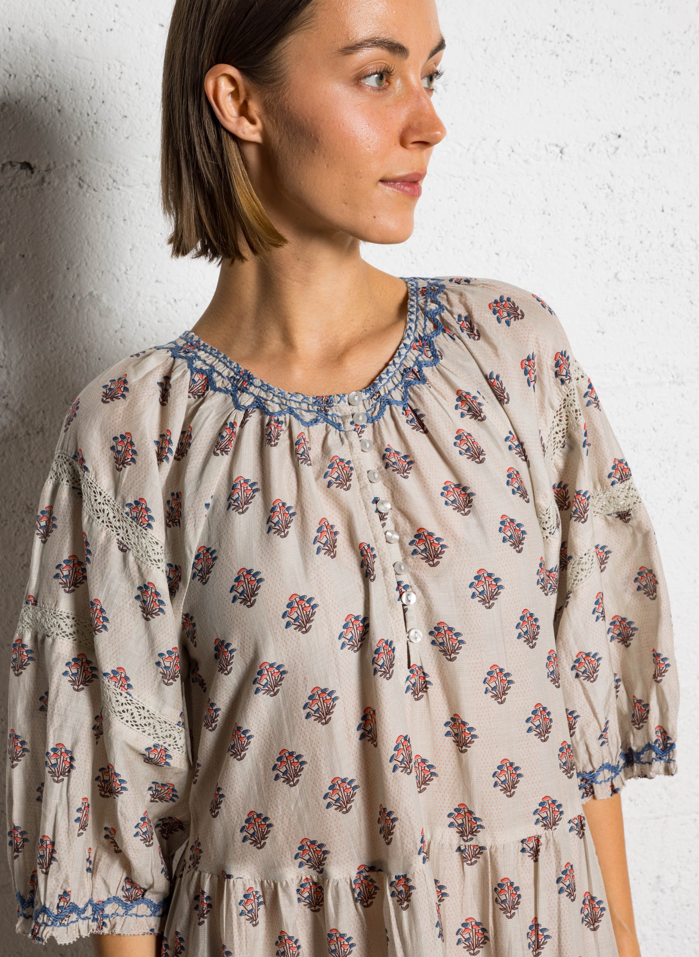 Langes Baumwollkleid mit V-Ausschnitt Beige