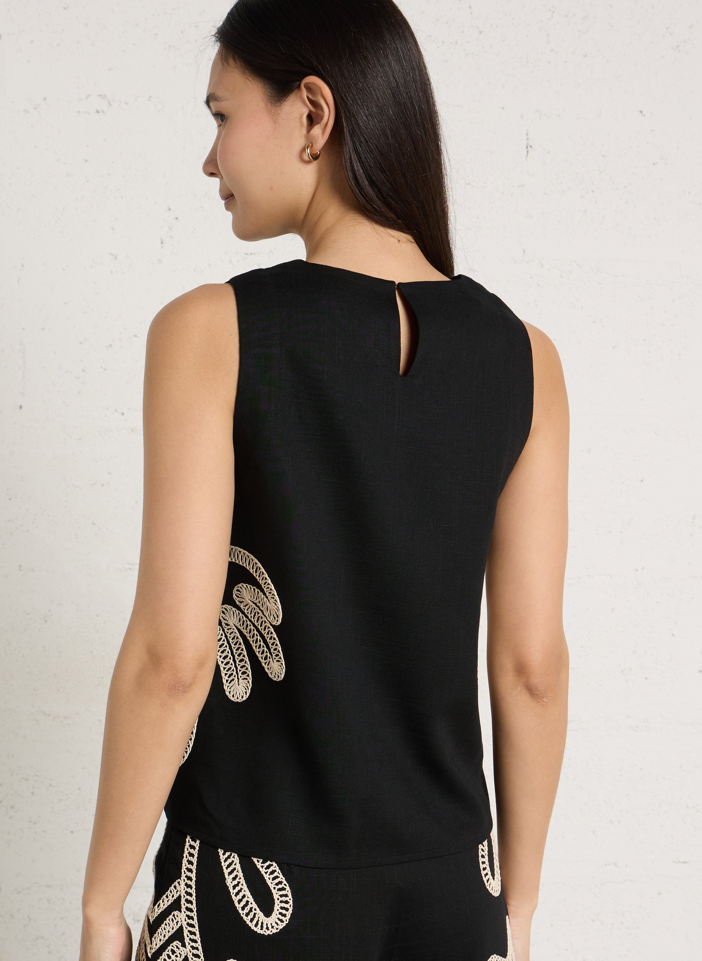 Top sans manches à broderies contrastées LA PETITE ETOILE Noir