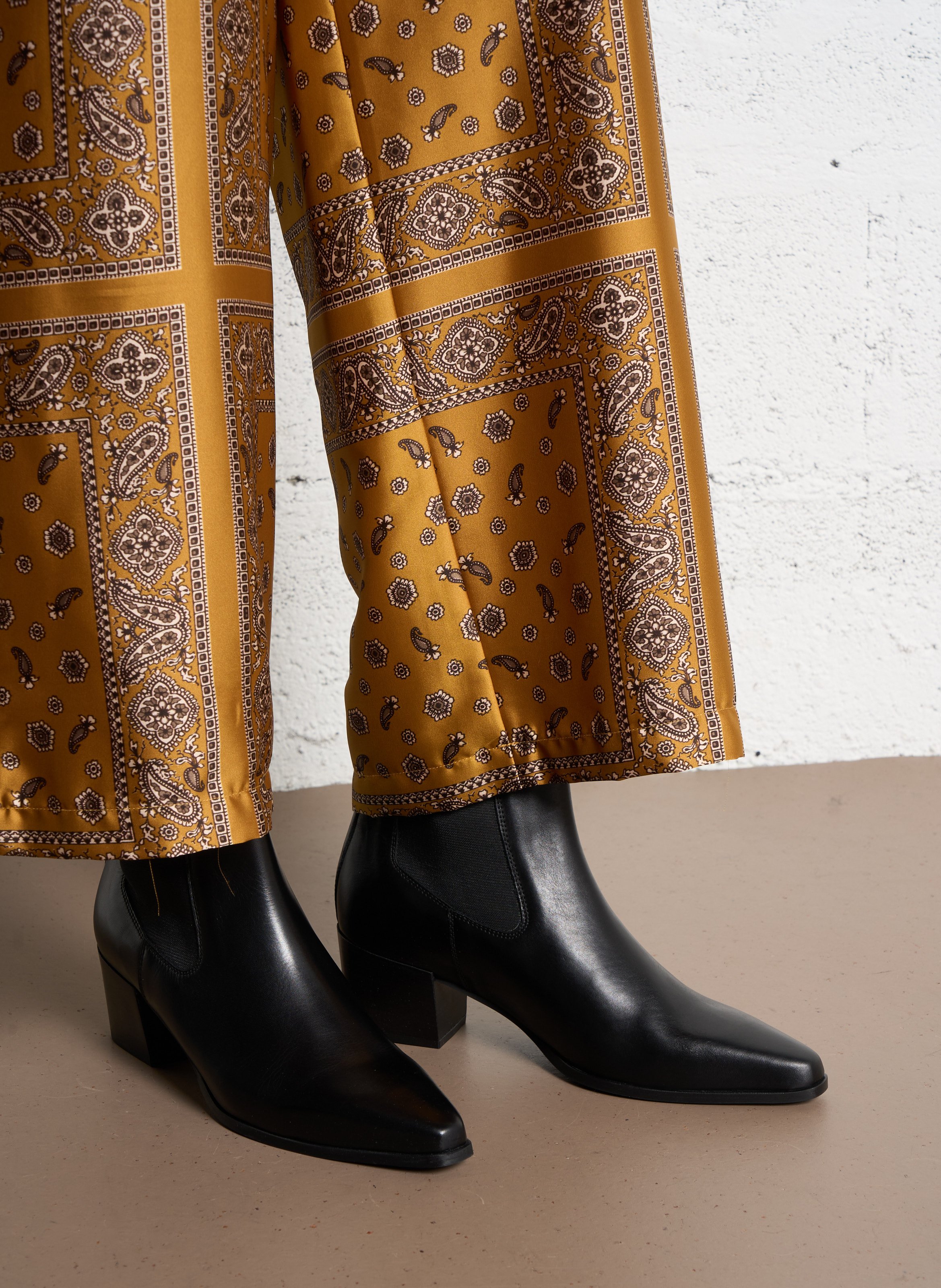 Effen leren enkellaarzen met textuur REQINS Zwart