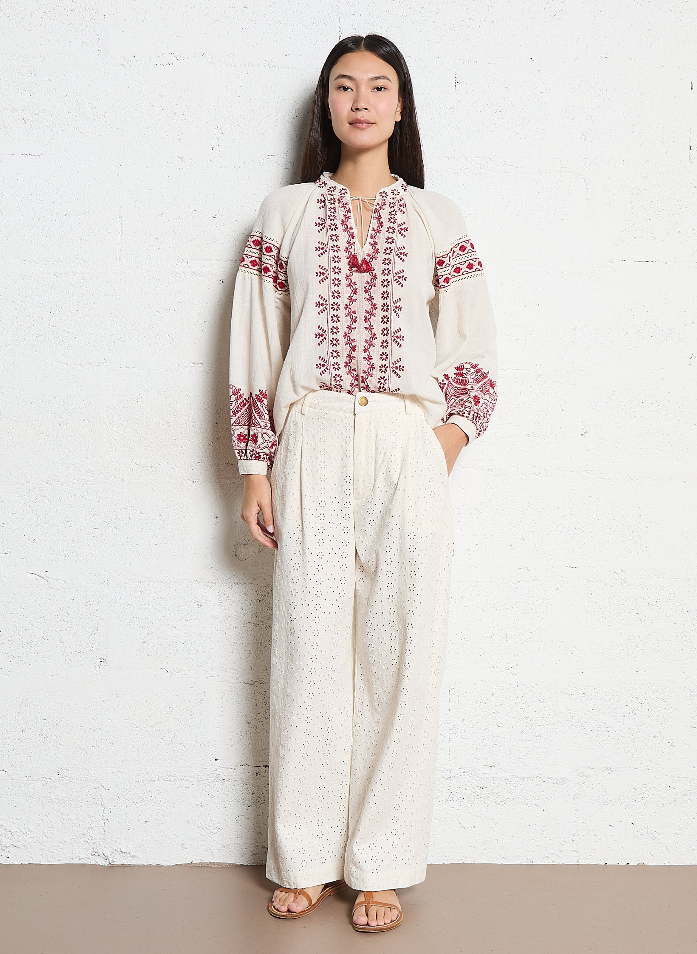 Ruime blouse met V-hals en borduursels MAISON HOTEL Rood