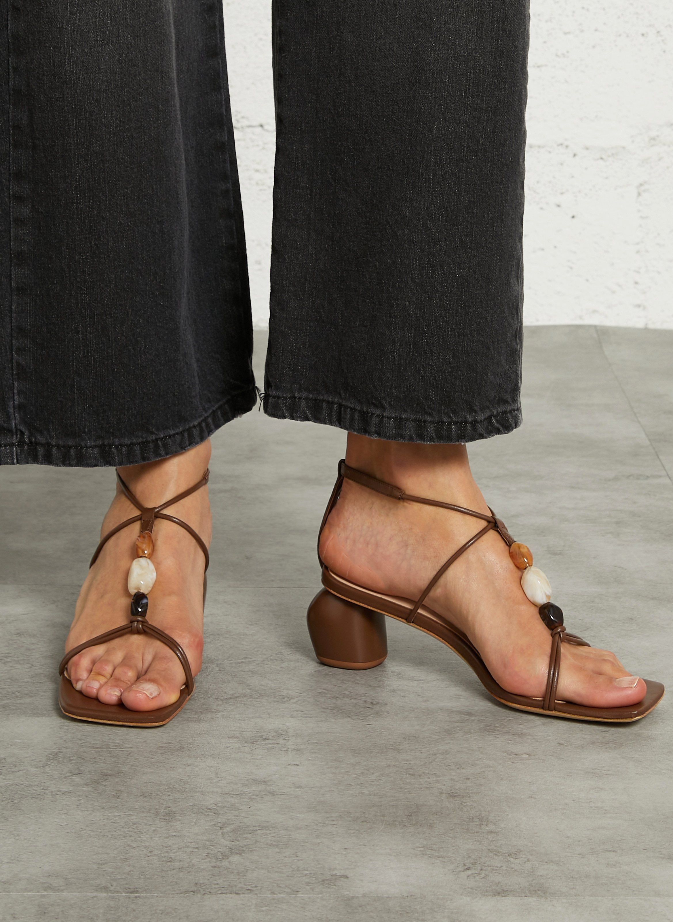 Sandalen mit Absatz und Steinen aus Leder MI/MAI Braun