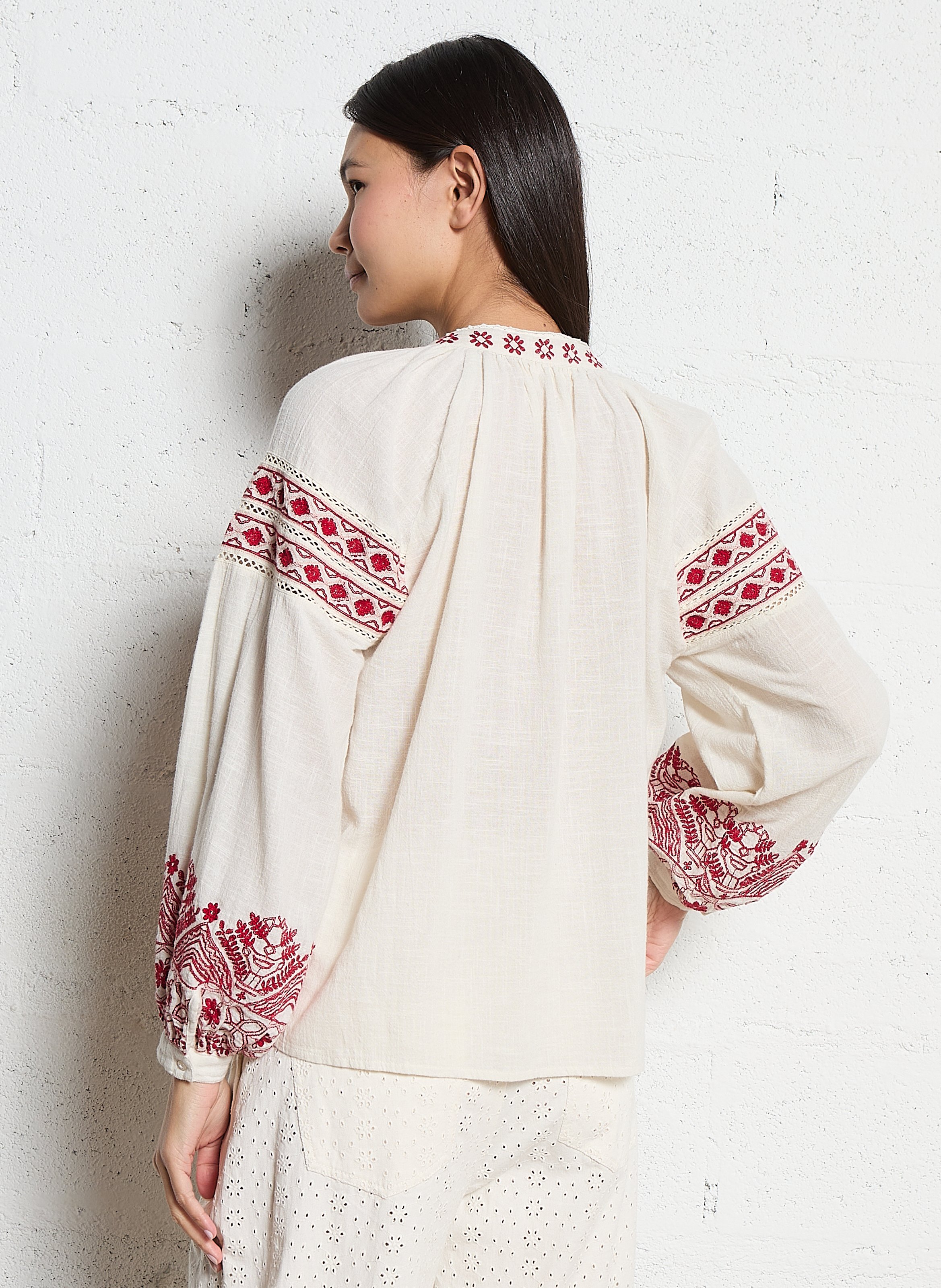 Ruime blouse met V-hals en borduursels MAISON HOTEL Rood