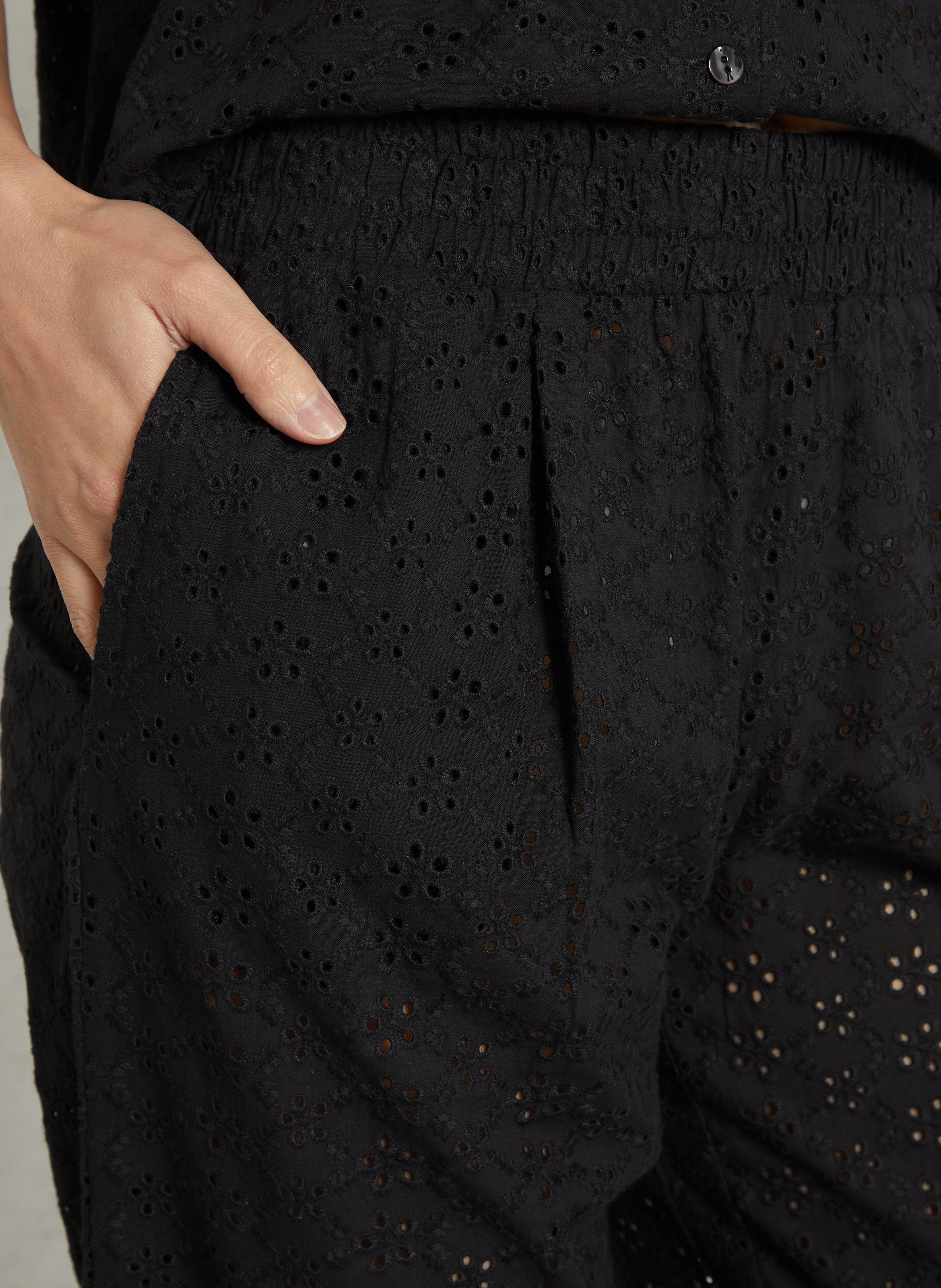 Hoge taille broderie anglaise broek. LA NOUVELLE Zwart