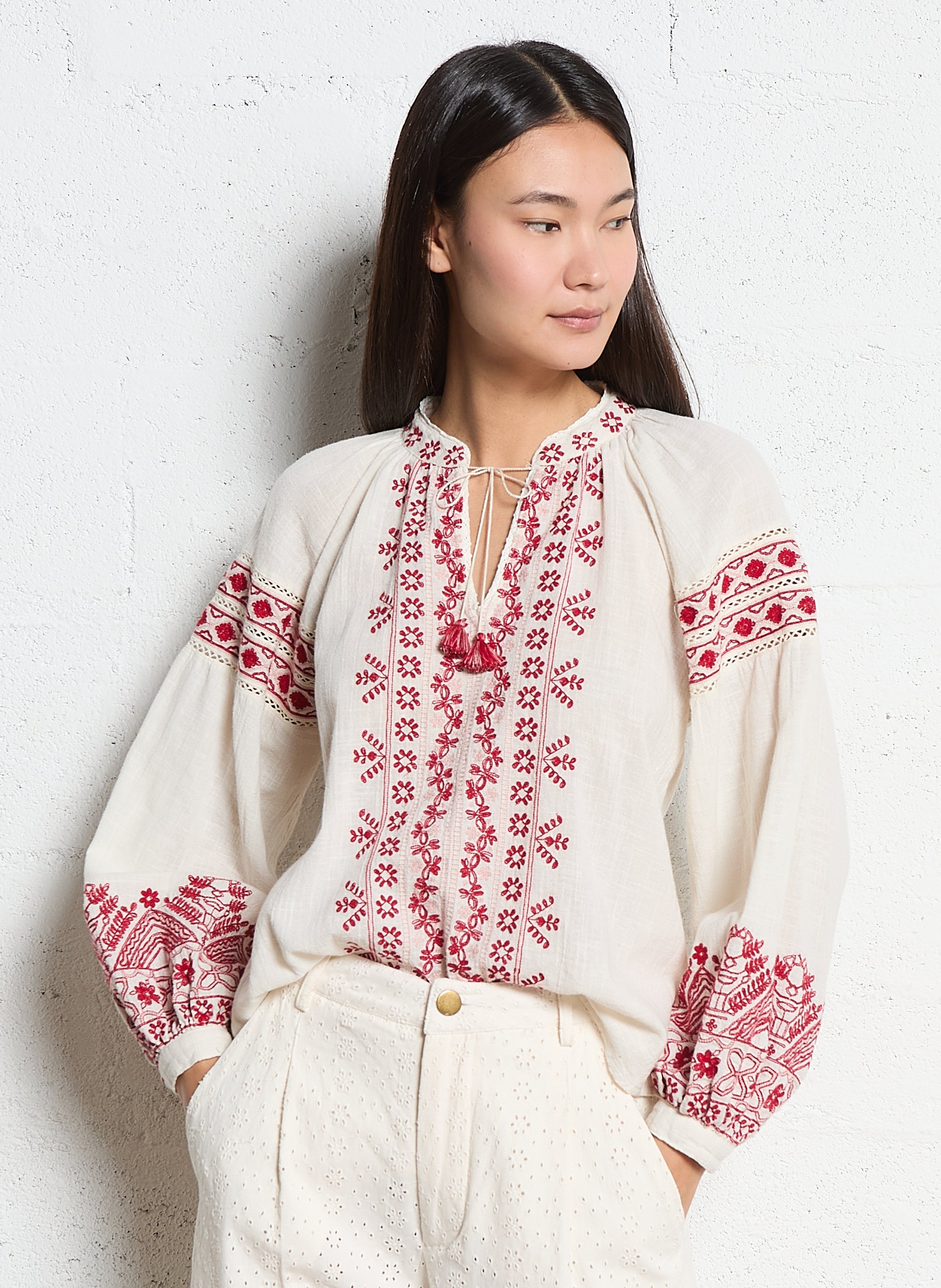 Ruime blouse met V-hals en borduursels MAISON HOTEL Rood