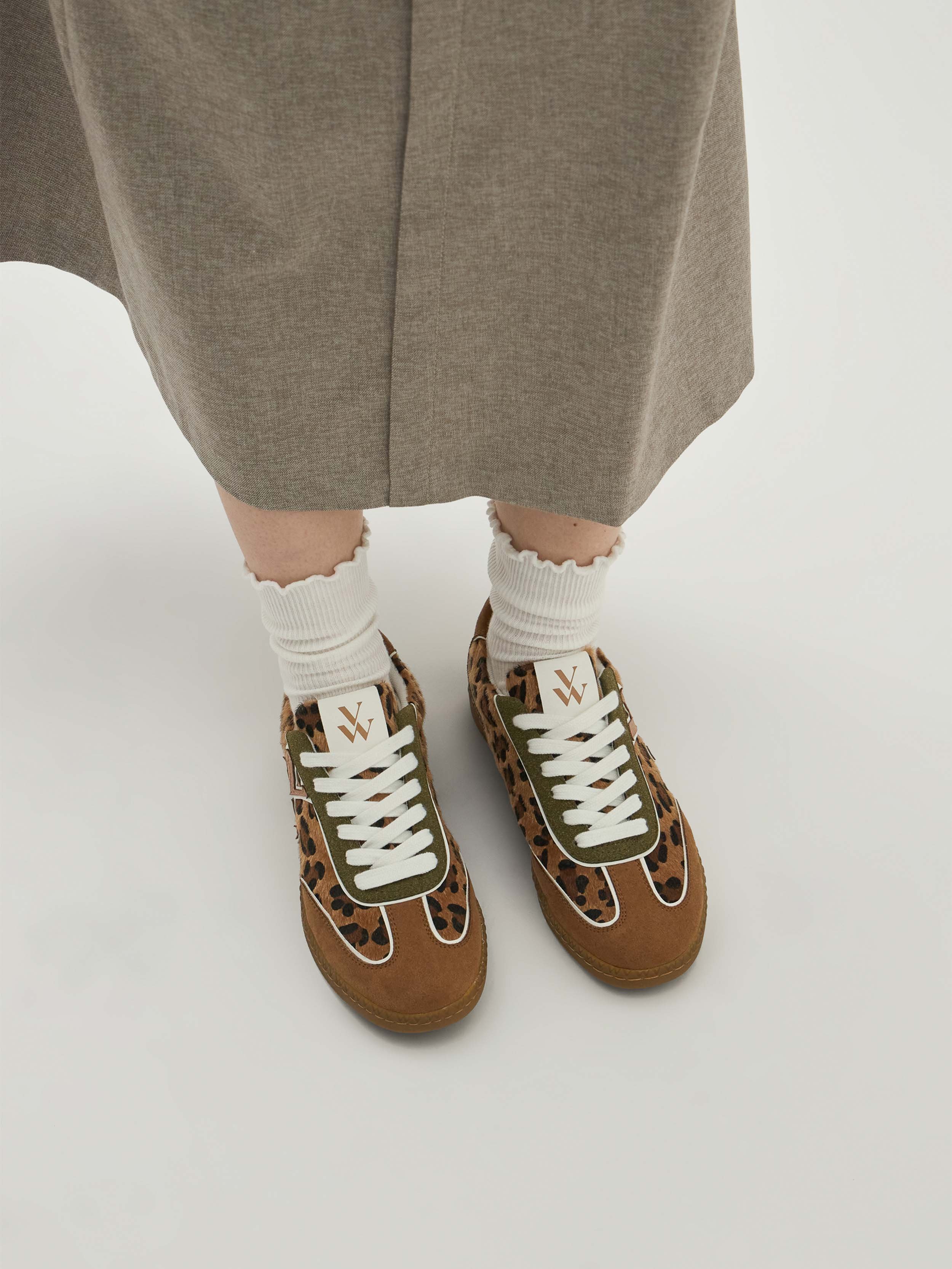 Low lace-up retro sneakers VANESSA WU Brown