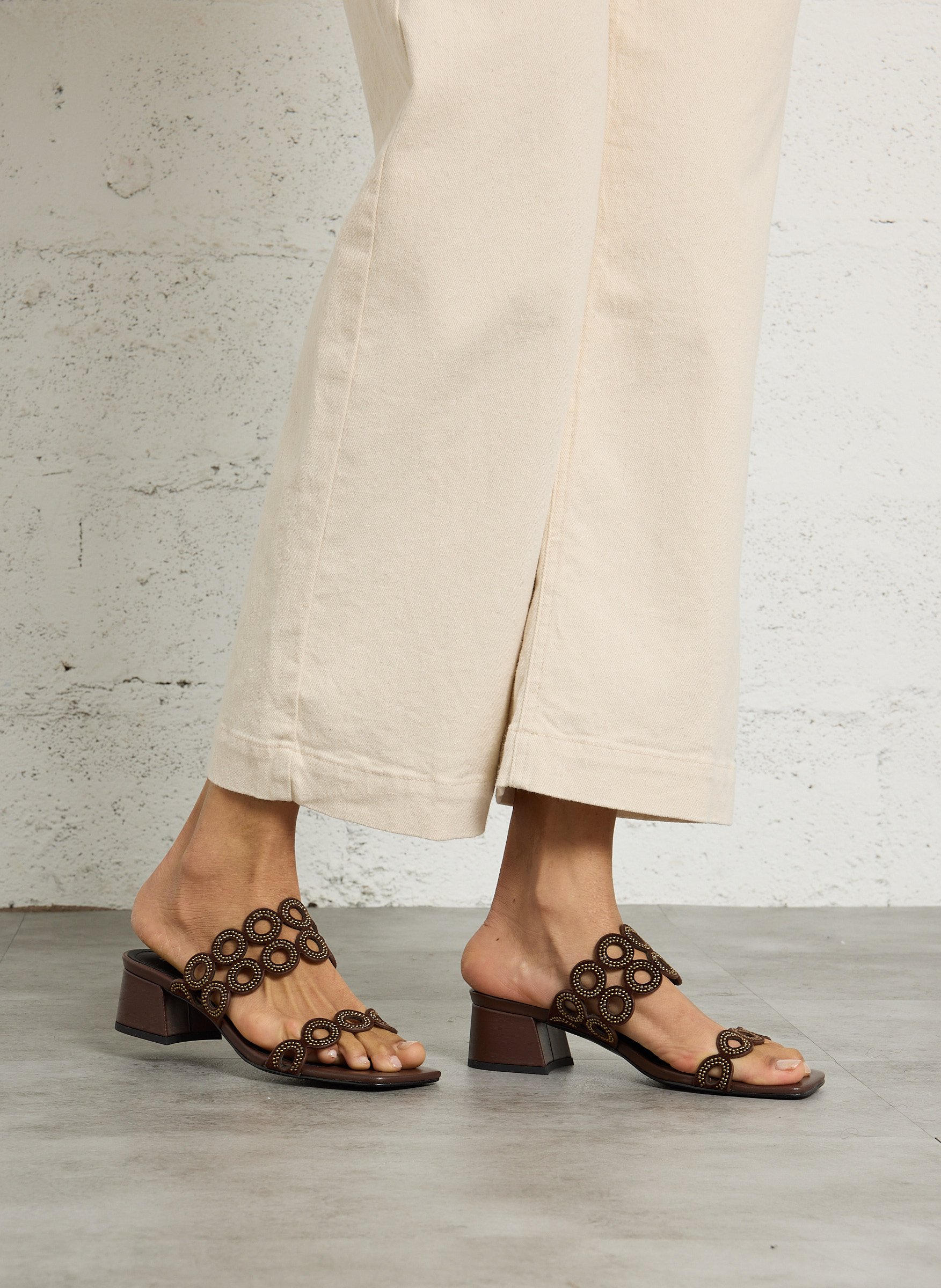 Mules à talons cloutées en cuir BIBI LOU Marron