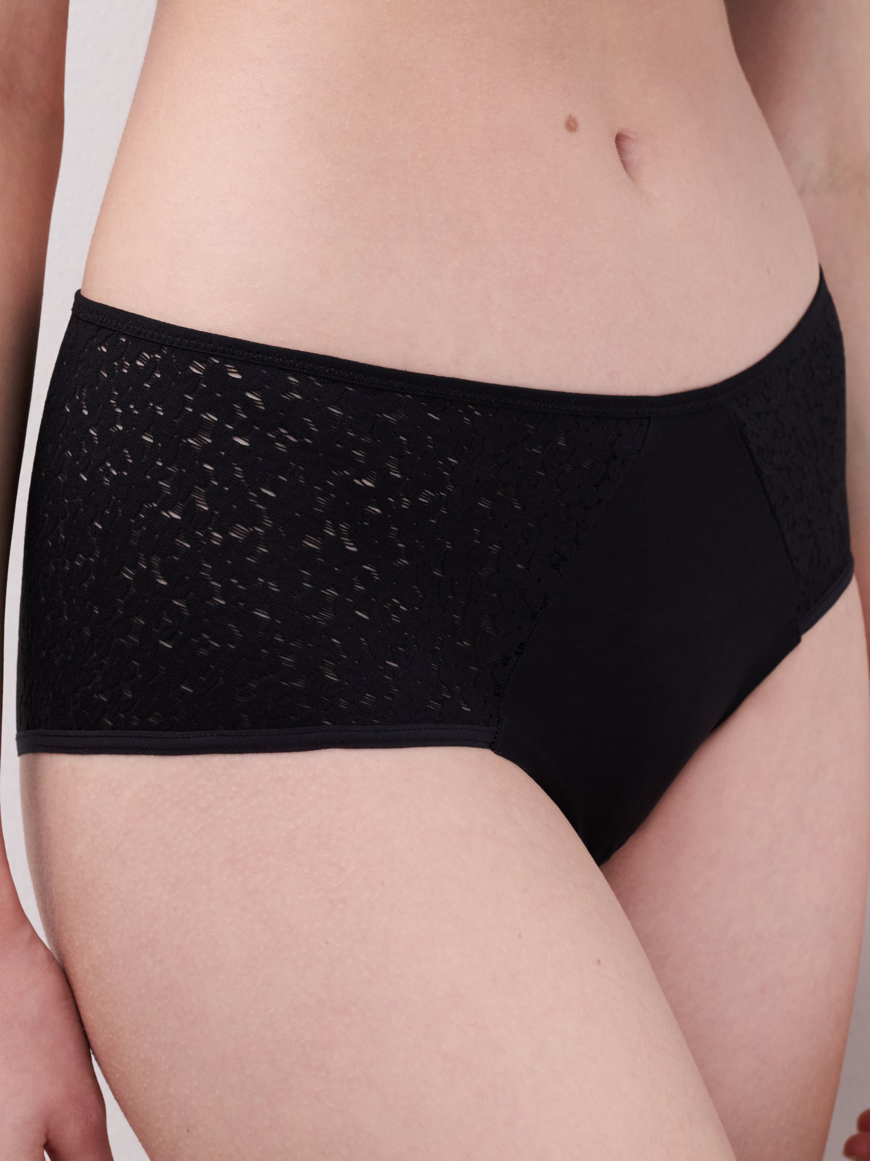A La Belle Etoile lace shorts CHANTELLE Black